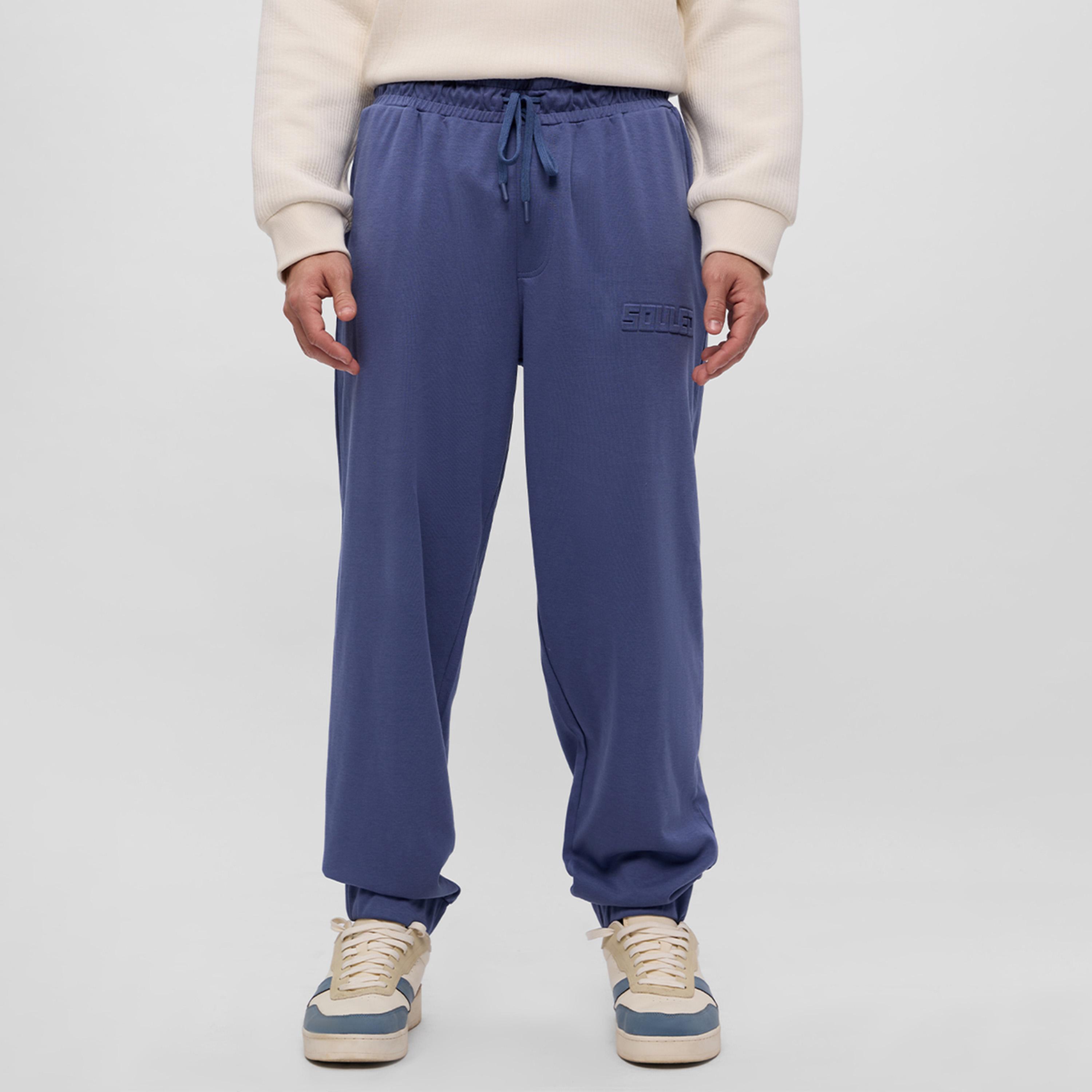 ذا سولد ستور × ستايلي - بنطال رياضي رجالي حجم كبير بتفاصيل منقوشة لون أزرق-men-clothing-bottoms-joggers-image-1