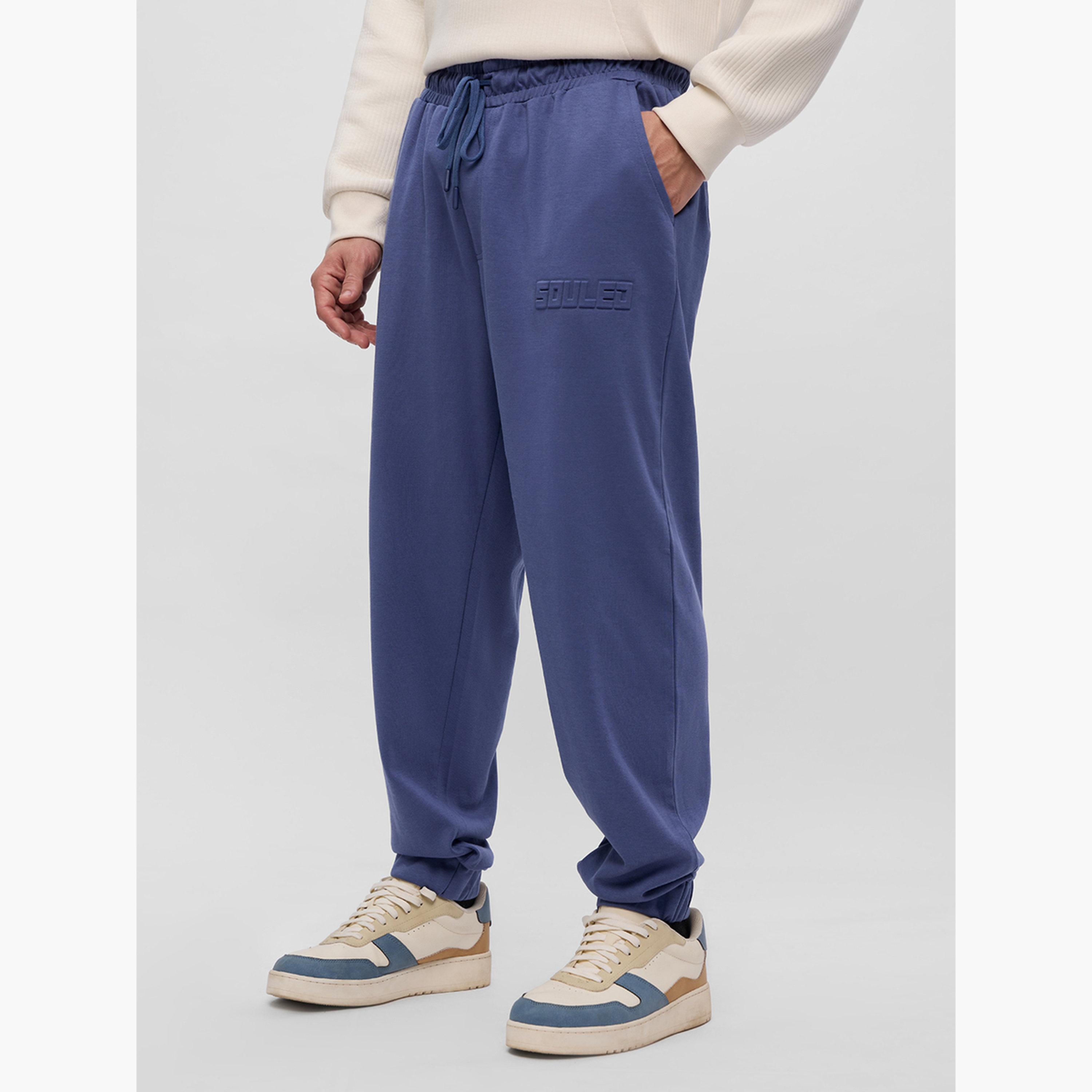 ذا سولد ستور × ستايلي - بنطال رياضي رجالي حجم كبير بتفاصيل منقوشة لون أزرق-men-clothing-bottoms-joggers-image-3