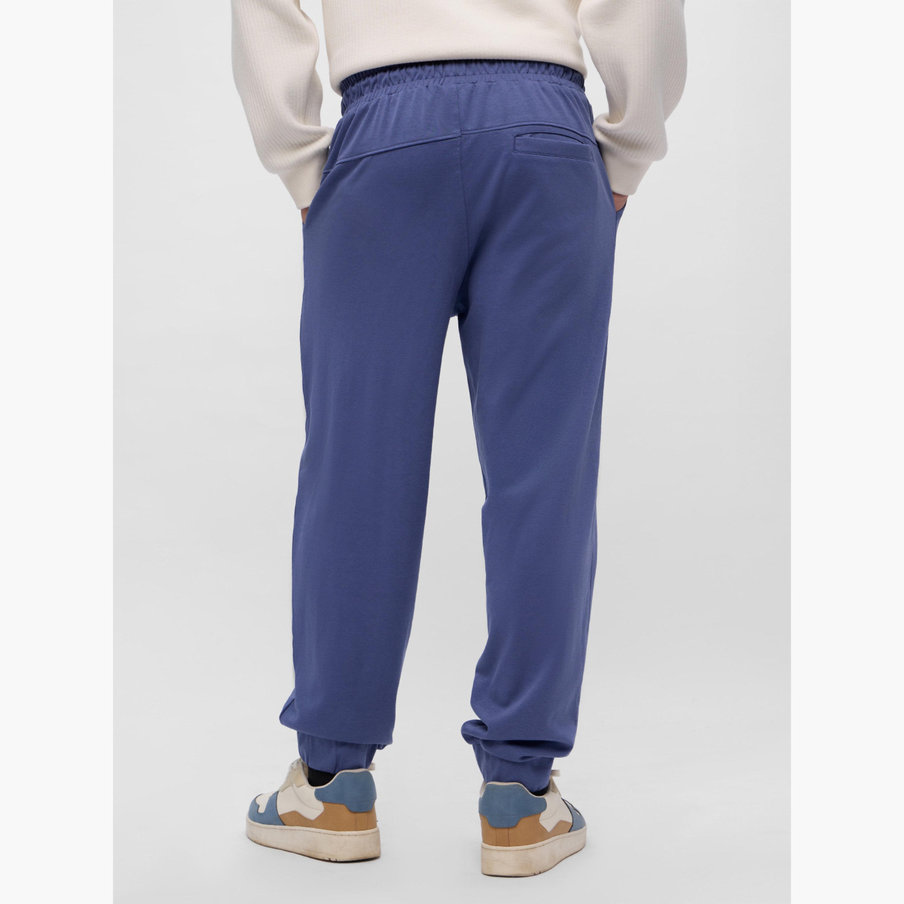 ذا سولد ستور × ستايلي - بنطال رياضي رجالي حجم كبير بتفاصيل منقوشة لون أزرق-men-clothing-bottoms-joggers-image-4