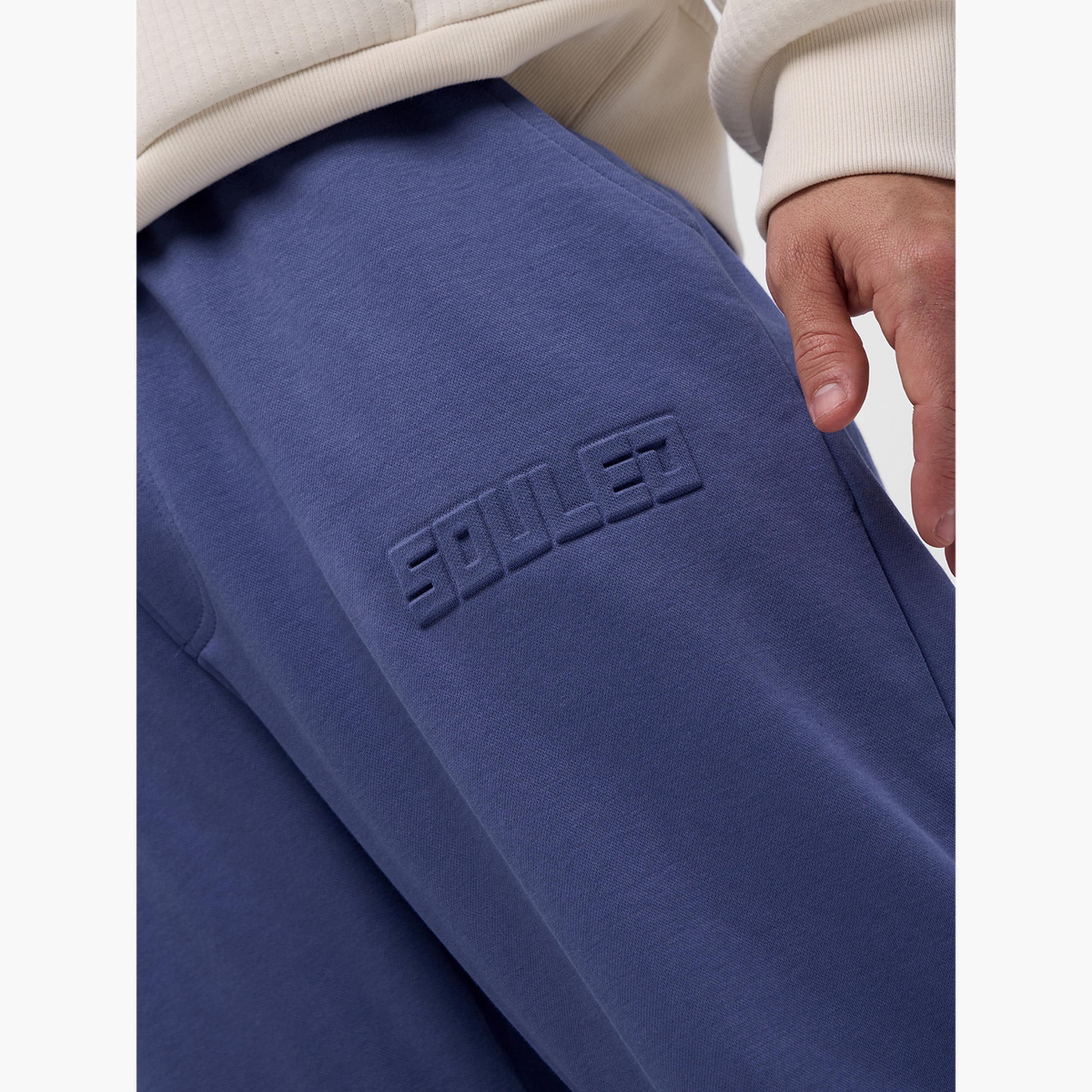 ذا سولد ستور × ستايلي - بنطال رياضي رجالي حجم كبير بتفاصيل منقوشة لون أزرق-men-clothing-bottoms-joggers-image-5