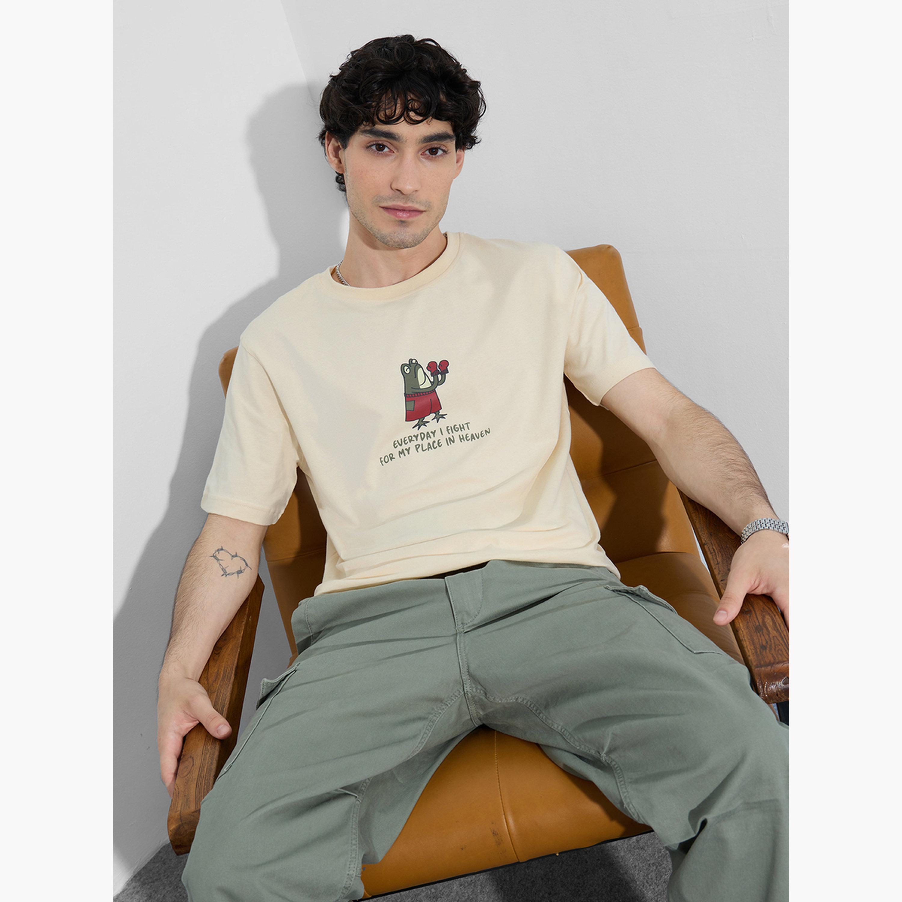 ذا سولد ستور × ستايلي - تي شيرت رجالي مريح برسومات لون بيج-men-clothing-tshirtsandpolos-tshirts-image-2