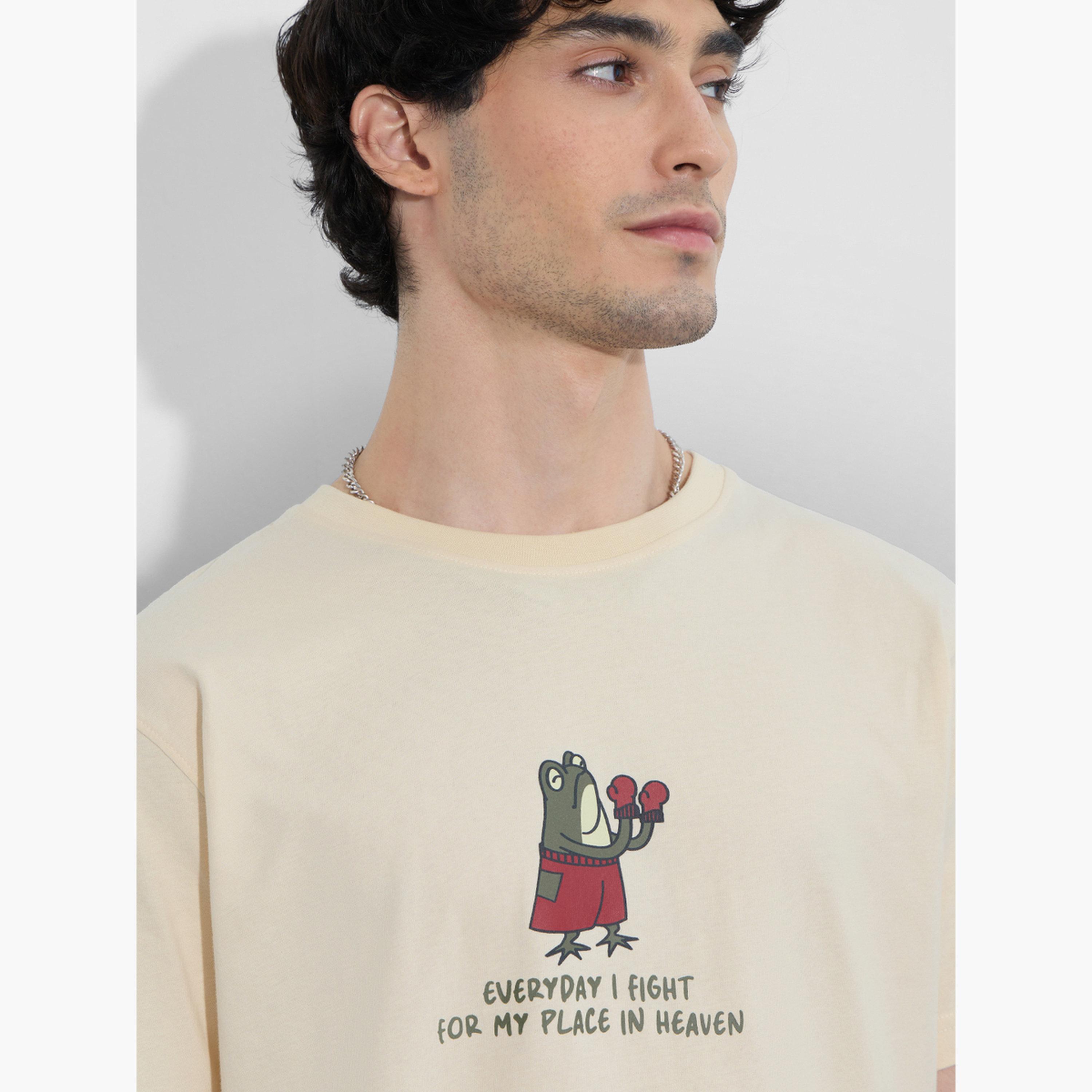 ذا سولد ستور × ستايلي - تي شيرت رجالي مريح برسومات لون بيج-men-clothing-tshirtsandpolos-tshirts-image-3