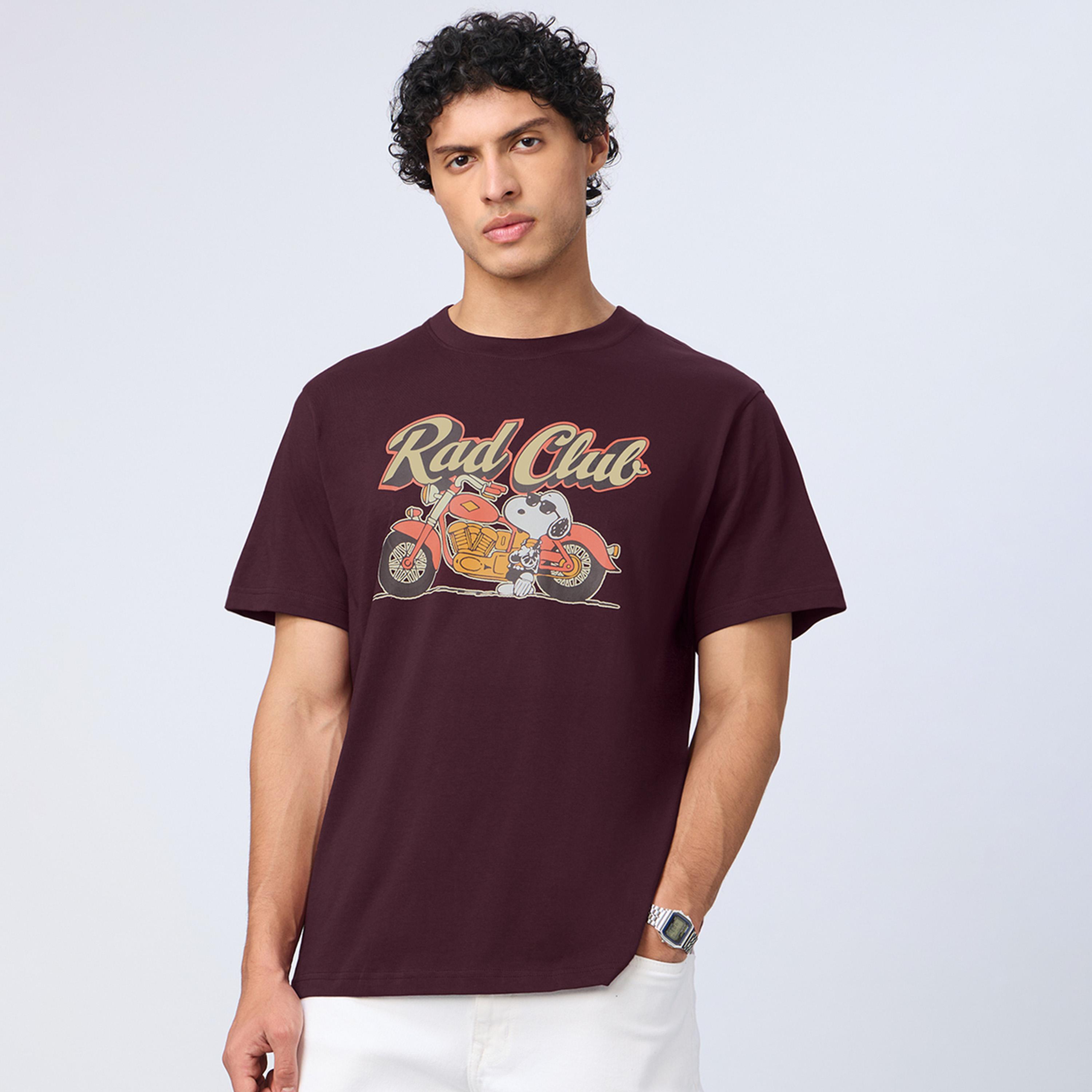 ذا سولد ستور × ستايلي - تي شيرت رجالي مريح لون برغندي-men-clothing-tshirtsandpolos-tshirts-image-1