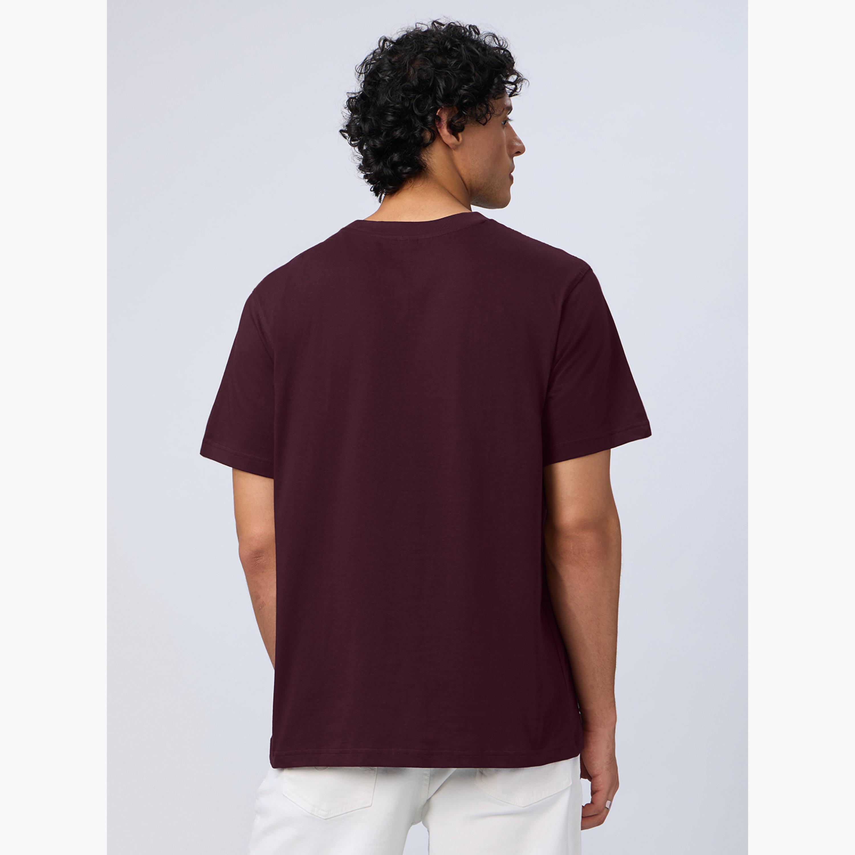 ذا سولد ستور × ستايلي - تي شيرت رجالي مريح لون برغندي-men-clothing-tshirtsandpolos-tshirts-image-3