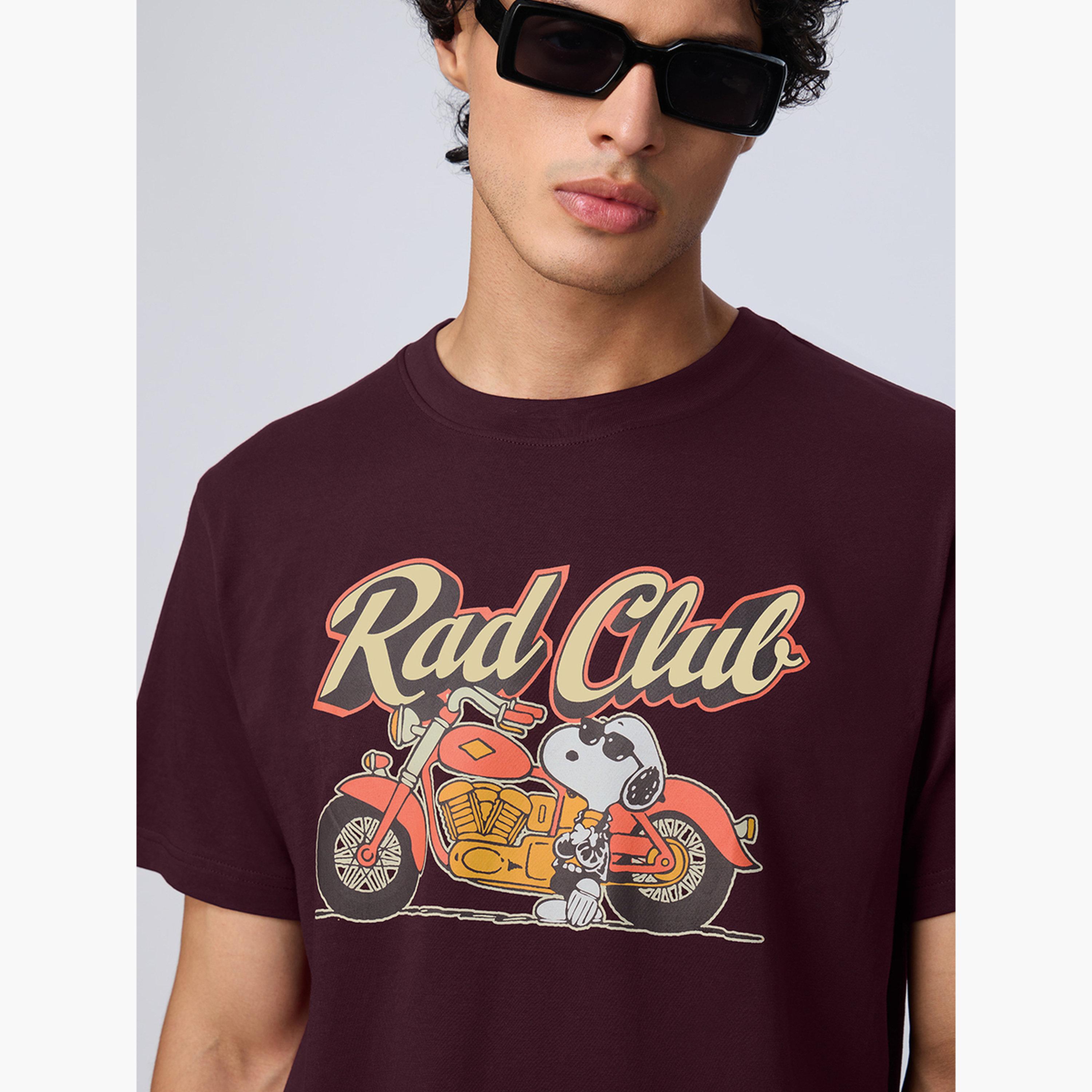 ذا سولد ستور × ستايلي - تي شيرت رجالي مريح لون برغندي-men-clothing-tshirtsandpolos-tshirts-image-4