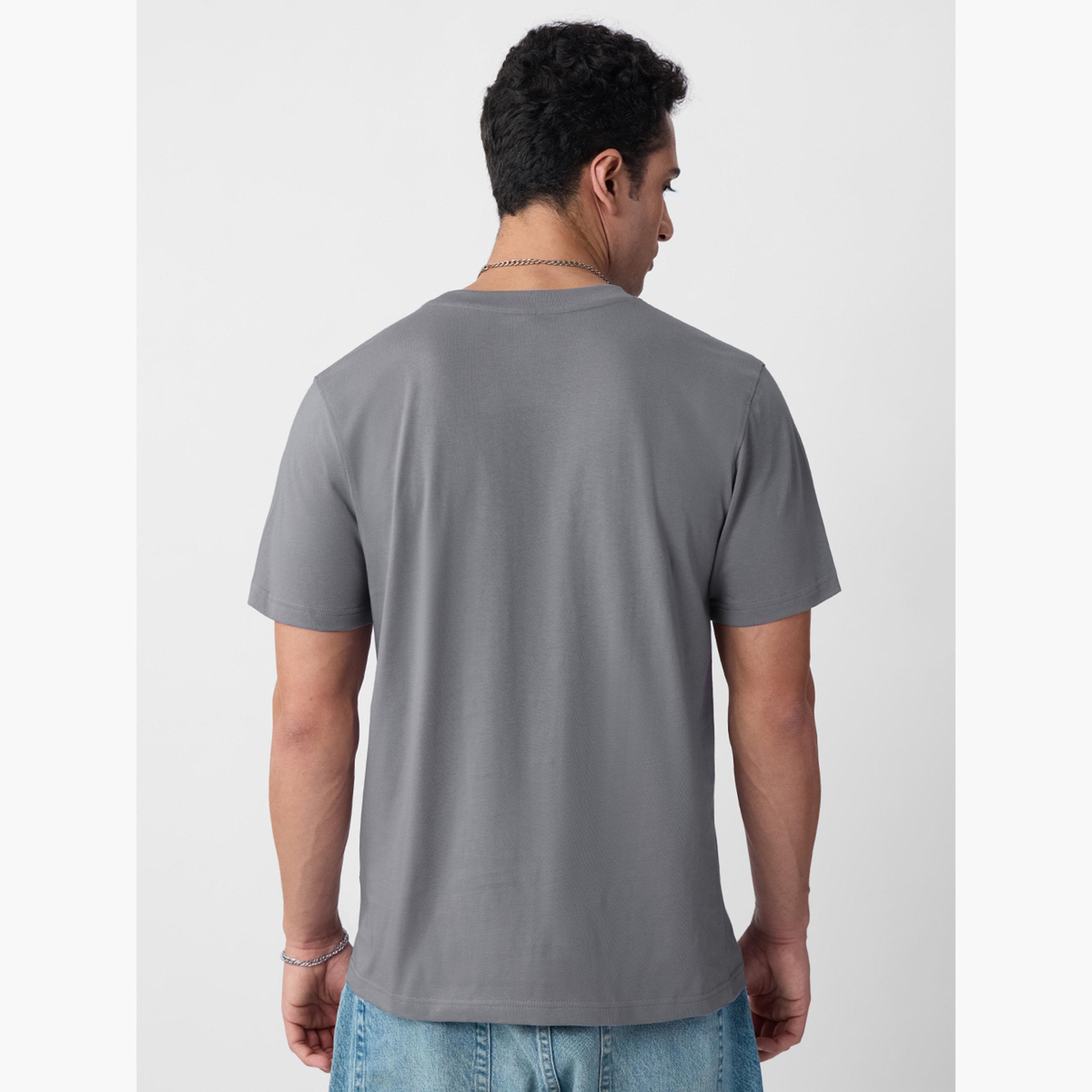 ذا سولد ستور × ستايلي - تي شيرت رجالي رمادي اللون مطرز بقصّة مريحة-men-clothing-tshirtsandpolos-tshirts-image-4