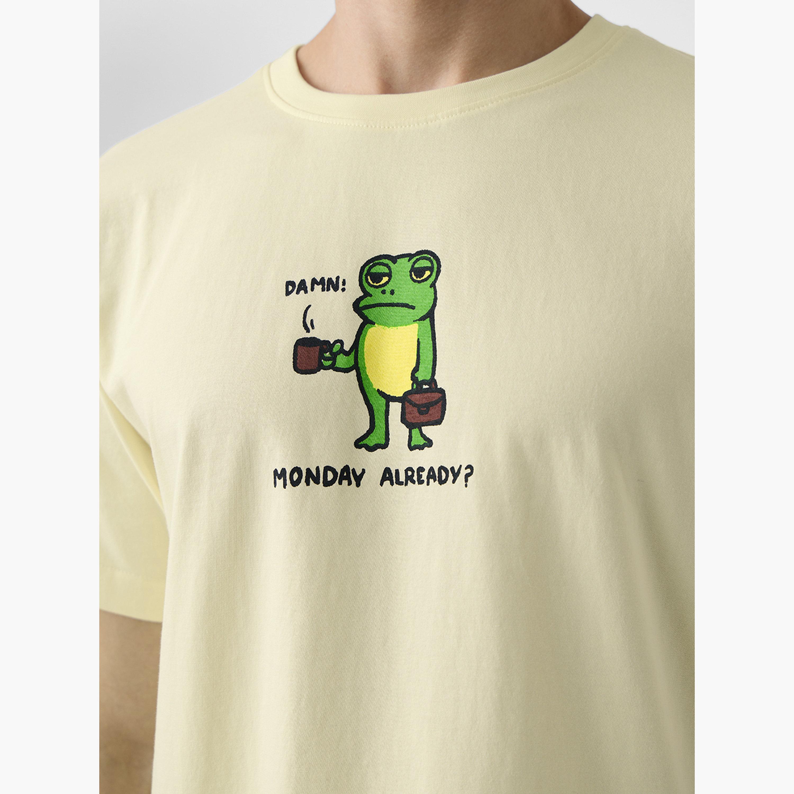 ذا سولد ستور × ستايلي - تي شيرت رجالي مريح برسومات ضفدع أصفر-men-clothing-tshirtsandpolos-tshirts-image-5