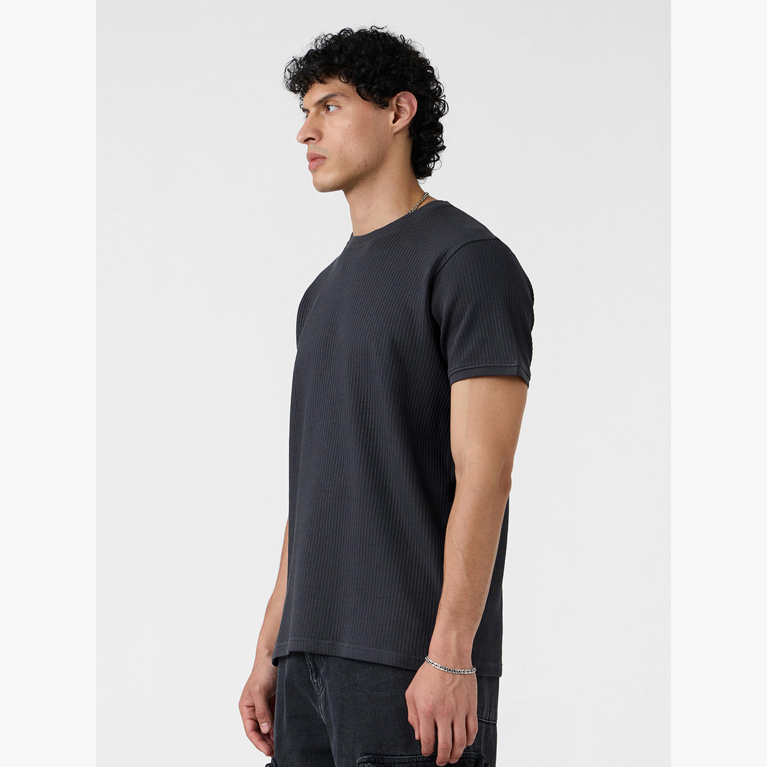 ذا سولد ستور × ستايلي - تي شيرت كوري رجالي برقبة دائرية وملمس فحمي-men-clothing-tshirtsandpolos-tshirts-image-3