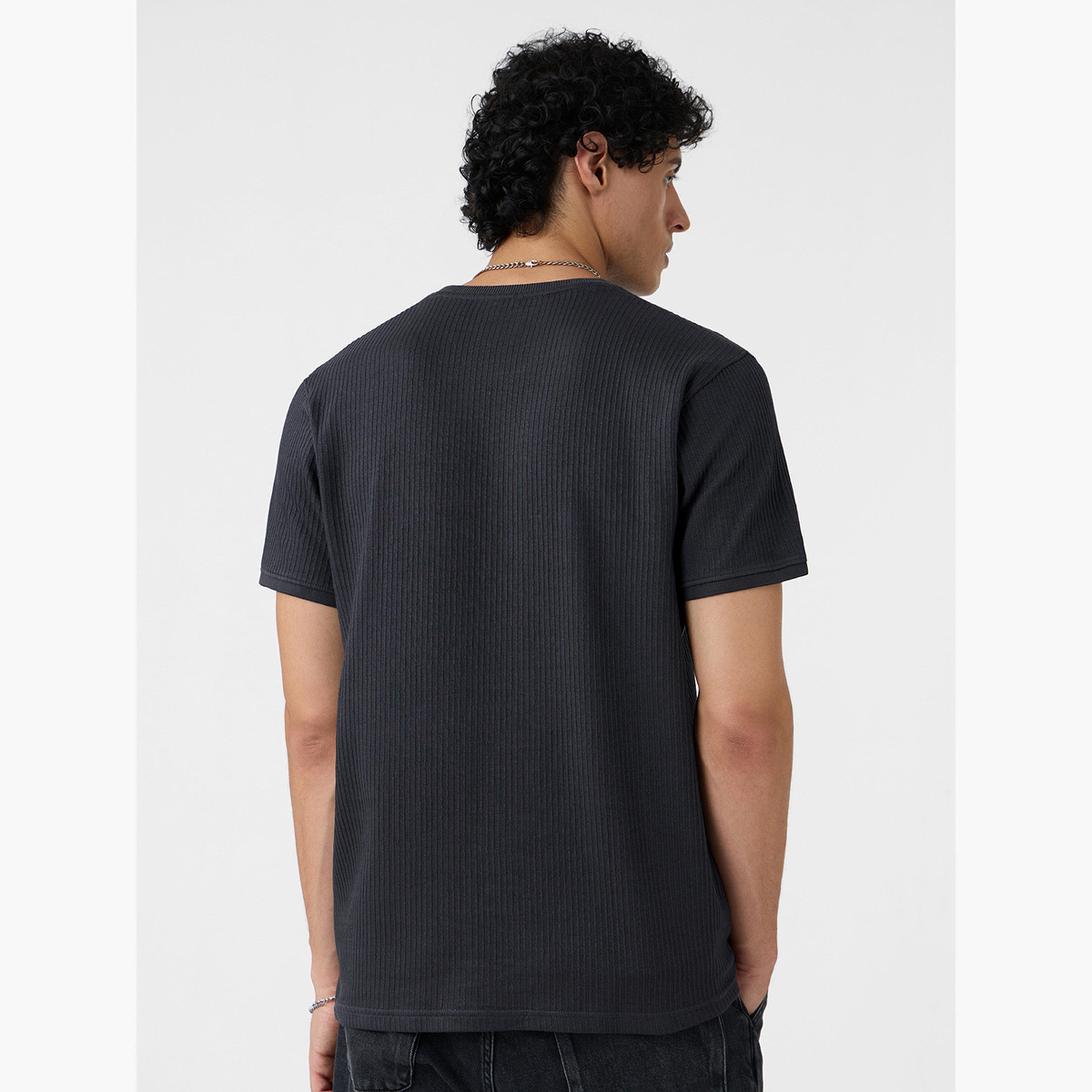 ذا سولد ستور × ستايلي - تي شيرت كوري رجالي برقبة دائرية وملمس فحمي-men-clothing-tshirtsandpolos-tshirts-image-4