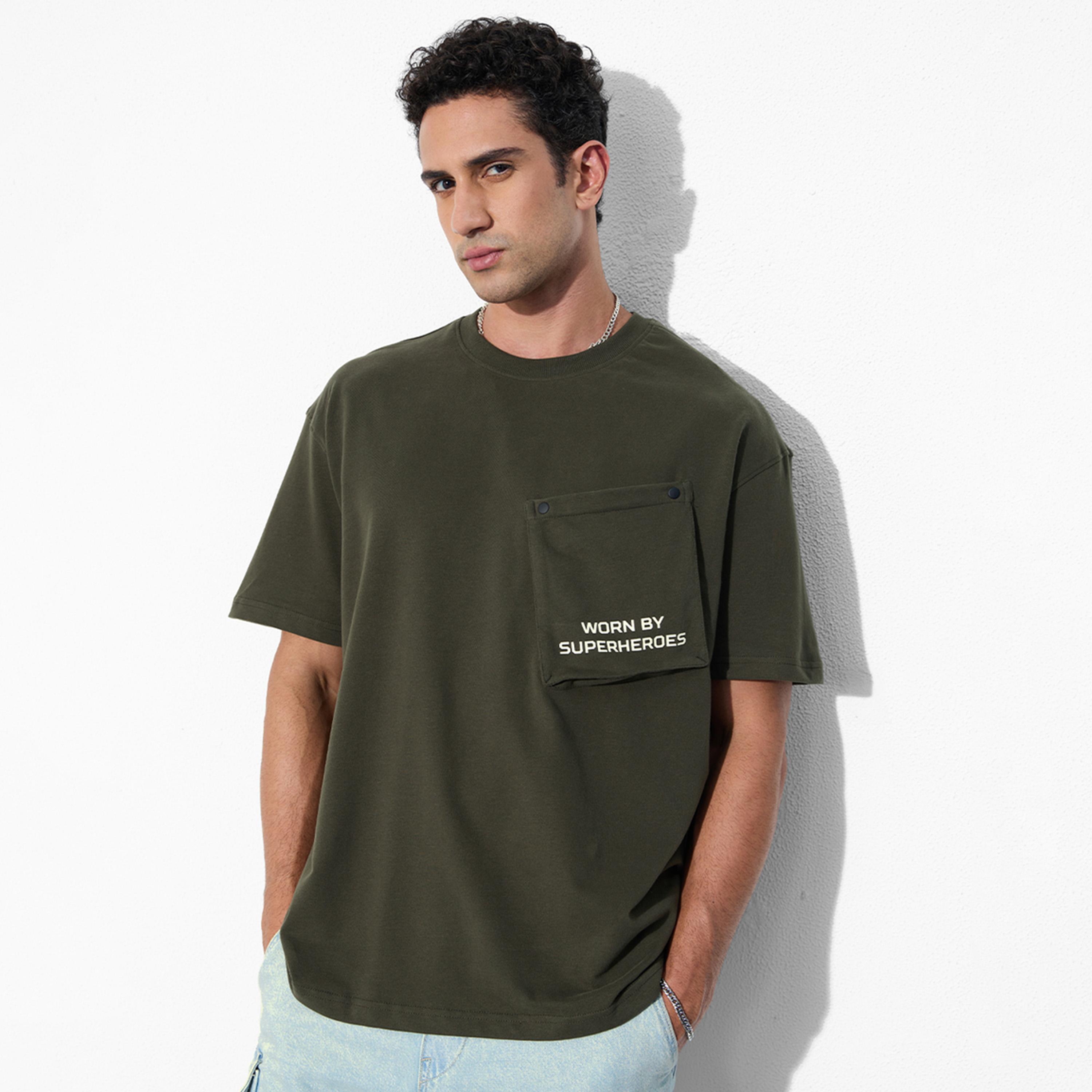 ذا سولد ستور × ستايلي - تي شيرت رجالي حجم كبير لون زيتوني مع جيب بسحاب-men-clothing-tshirtsandpolos-tshirts-image-1