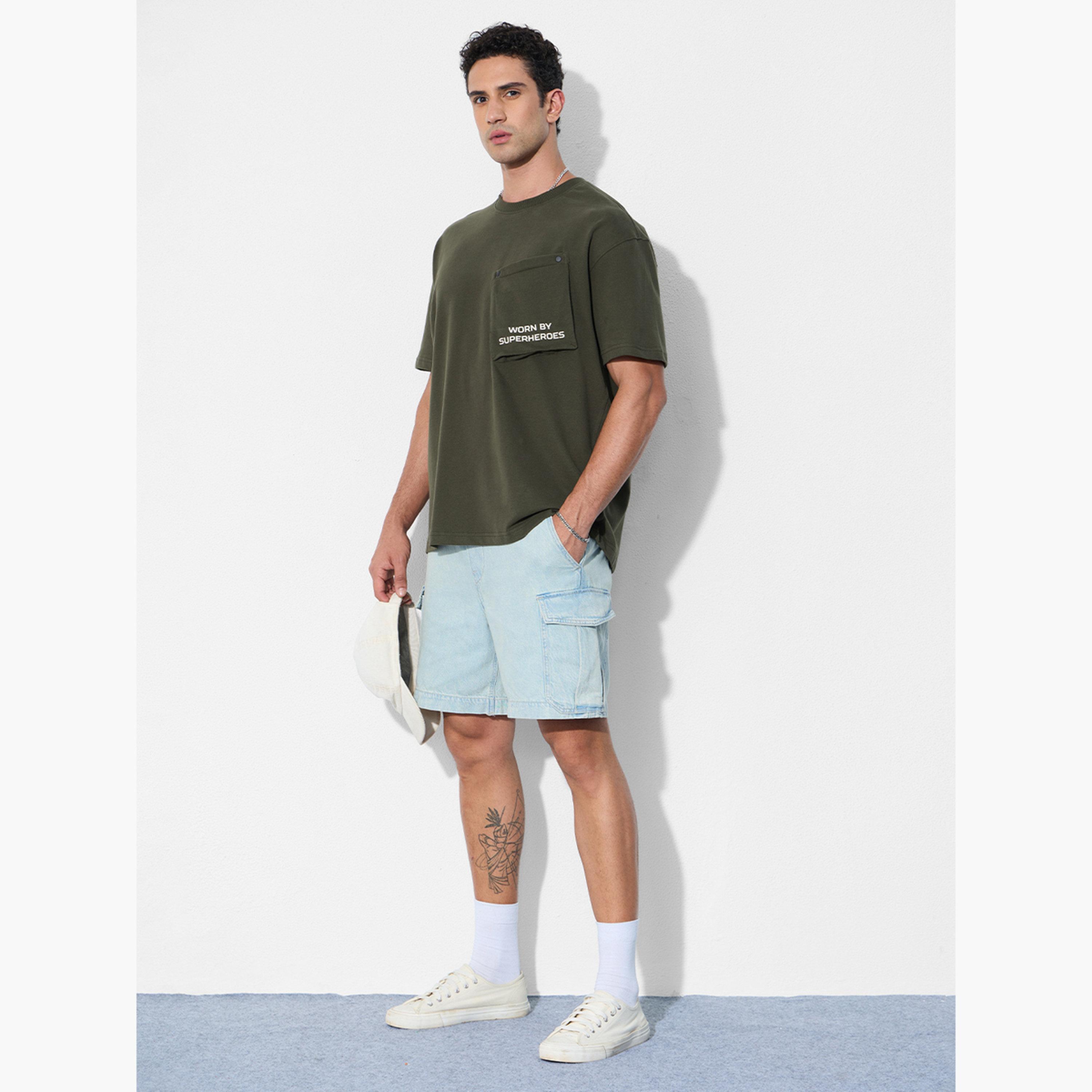 ذا سولد ستور × ستايلي - تي شيرت رجالي حجم كبير لون زيتوني مع جيب بسحاب-men-clothing-tshirtsandpolos-tshirts-image-2