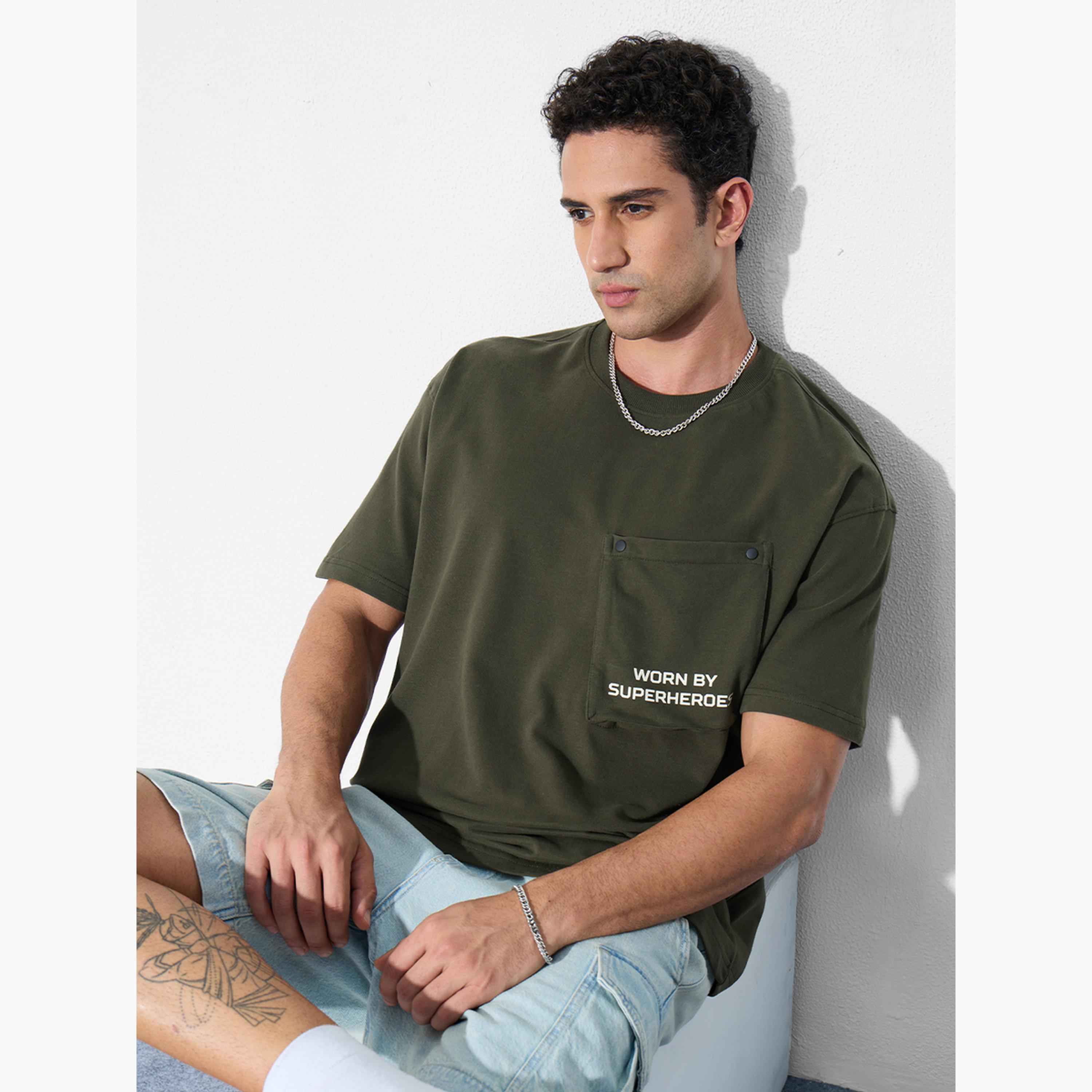 ذا سولد ستور × ستايلي - تي شيرت رجالي حجم كبير لون زيتوني مع جيب بسحاب-men-clothing-tshirtsandpolos-tshirts-image-3