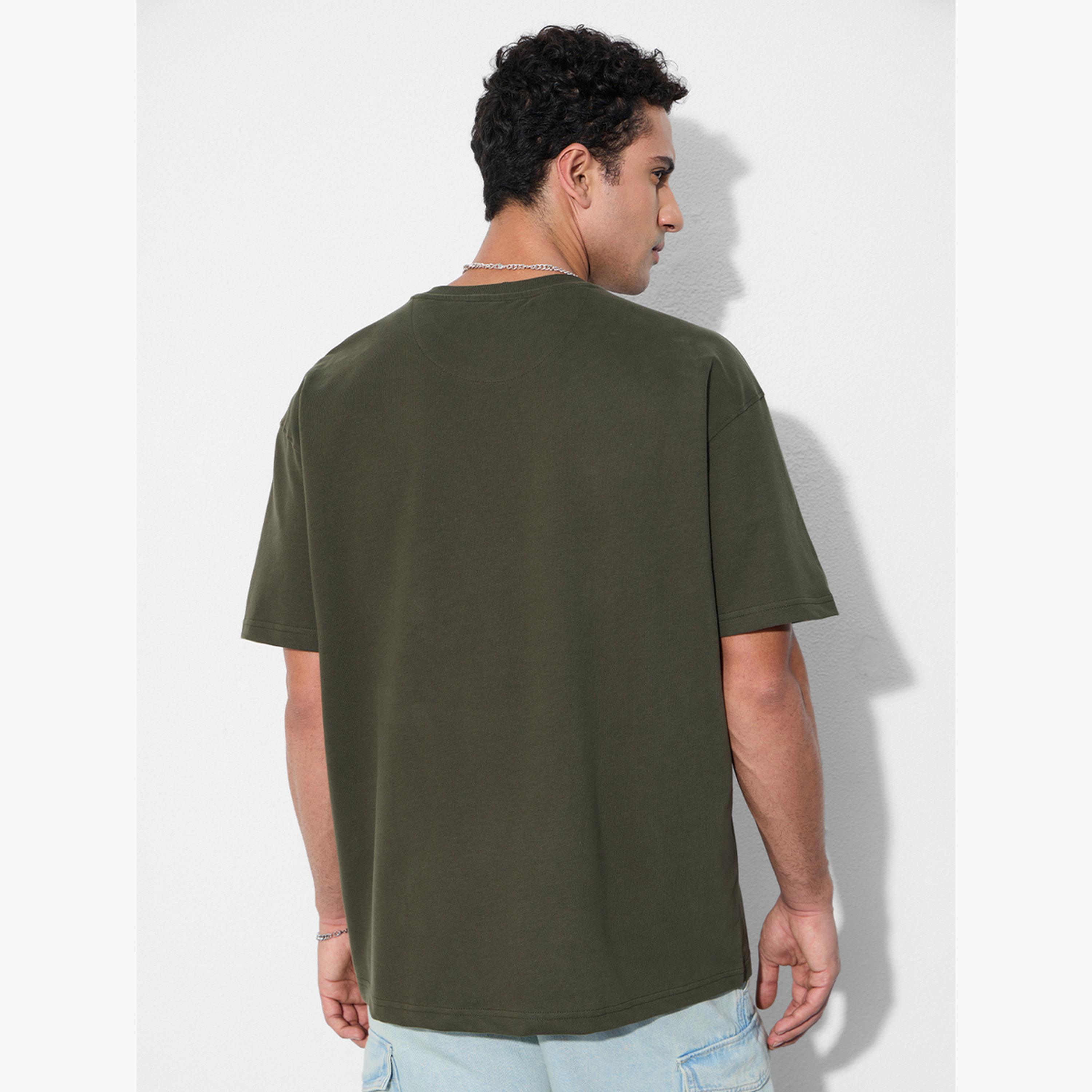 ذا سولد ستور × ستايلي - تي شيرت رجالي حجم كبير لون زيتوني مع جيب بسحاب-men-clothing-tshirtsandpolos-tshirts-image-5