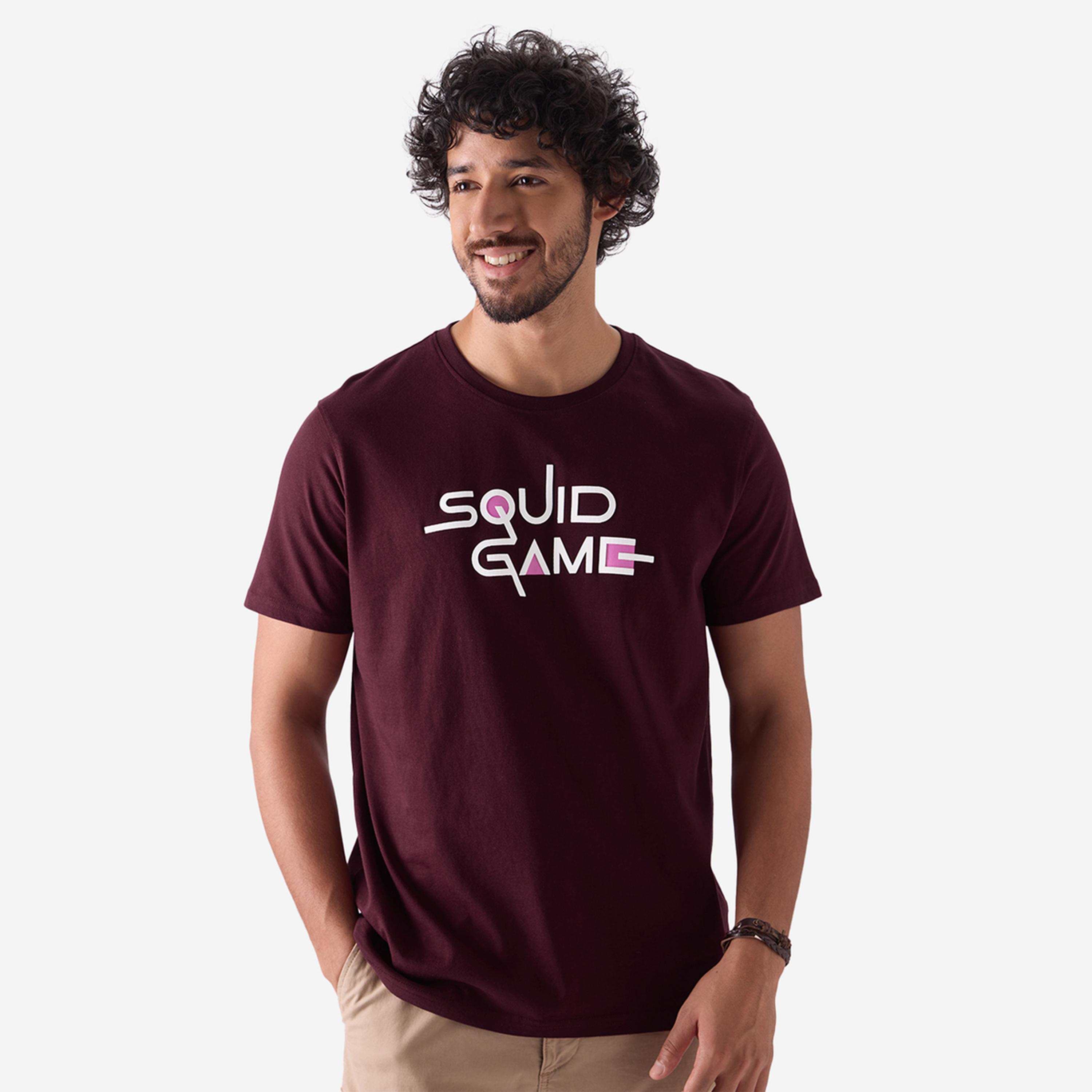 ذا سولد ستور × ستايلي - تي شيرت رجالي بشعار لعبة الحبار لون برغندي-men-clothing-tshirtsandpolos-tshirts-image-1