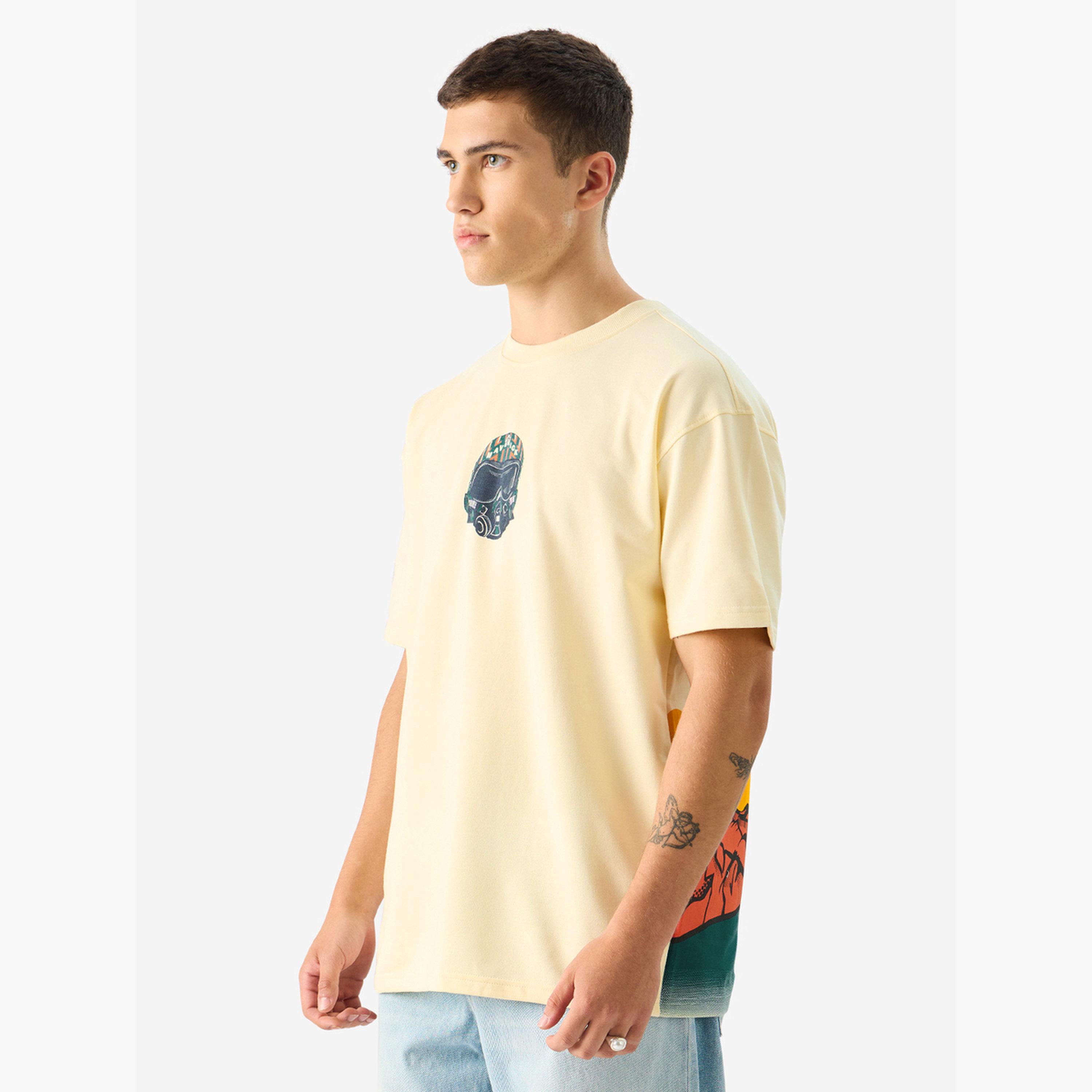 ذا سولد ستور × ستايلي - تي شيرت رجالي حجم كبير برسومات جرافيكية تول غن لون كريمي-men-clothing-tshirtsandpolos-tshirts-image-6