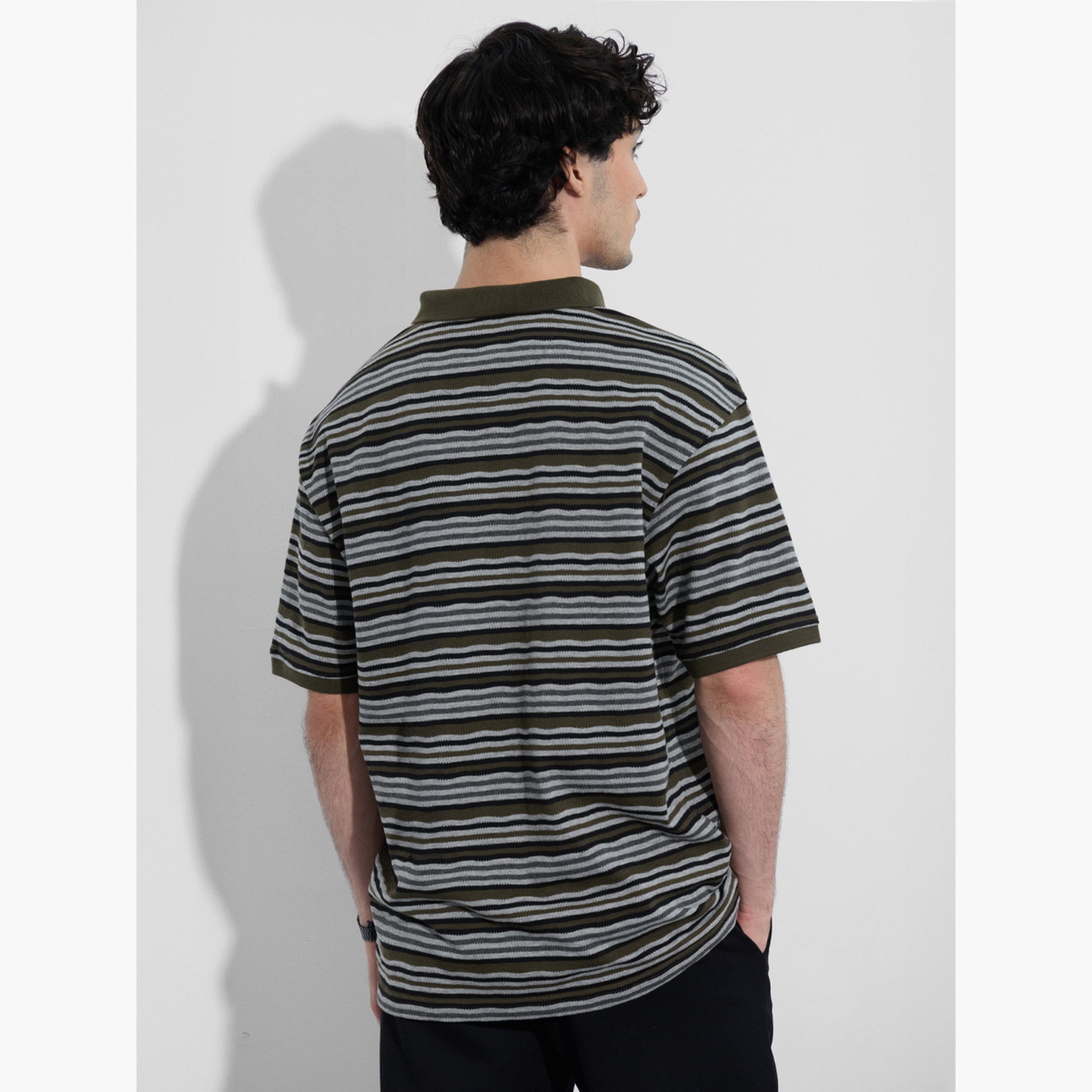 ذا سولد ستور × ستايلي - قميص بولو مخطط رجالي بياقة مفتوحة وحجم كبير-men-clothing-tshirtsandpolos-tshirts-image-4