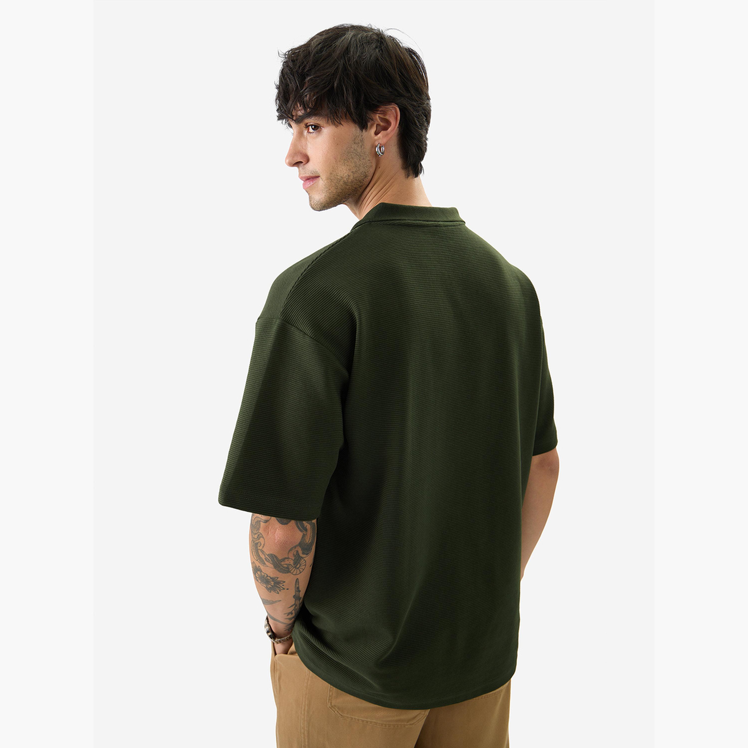 ذا سولد ستور × ستايلي - قميص بولو رجالي حجم كبير محبوك لون زيتوني-men-clothing-tshirtsandpolos-tshirts-image-4