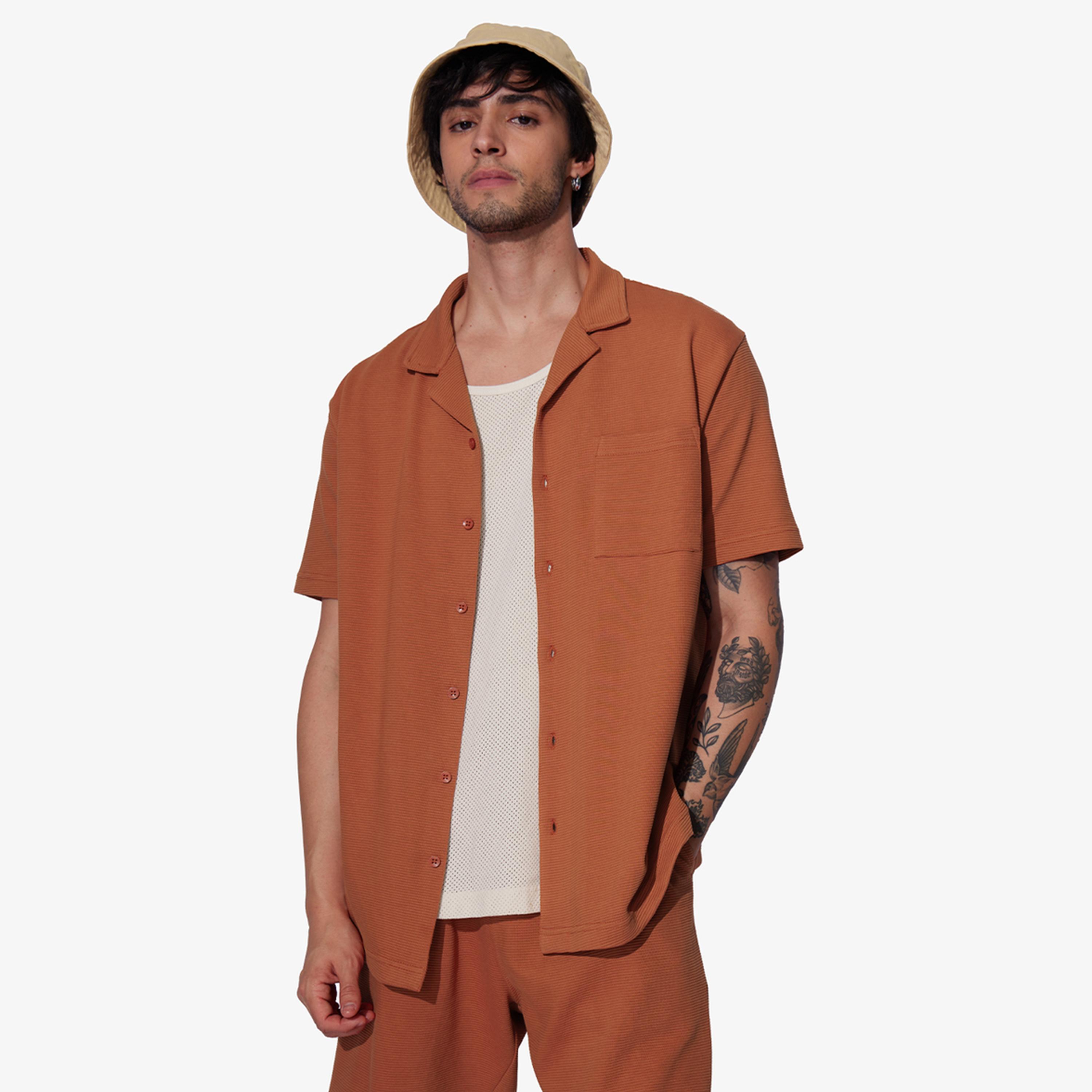 ذا سولد ستور × ستايلي - قميص رجالي برتقالي اللون بياقة منتجع وملمس مميز-men-clothing-shirts-image-1