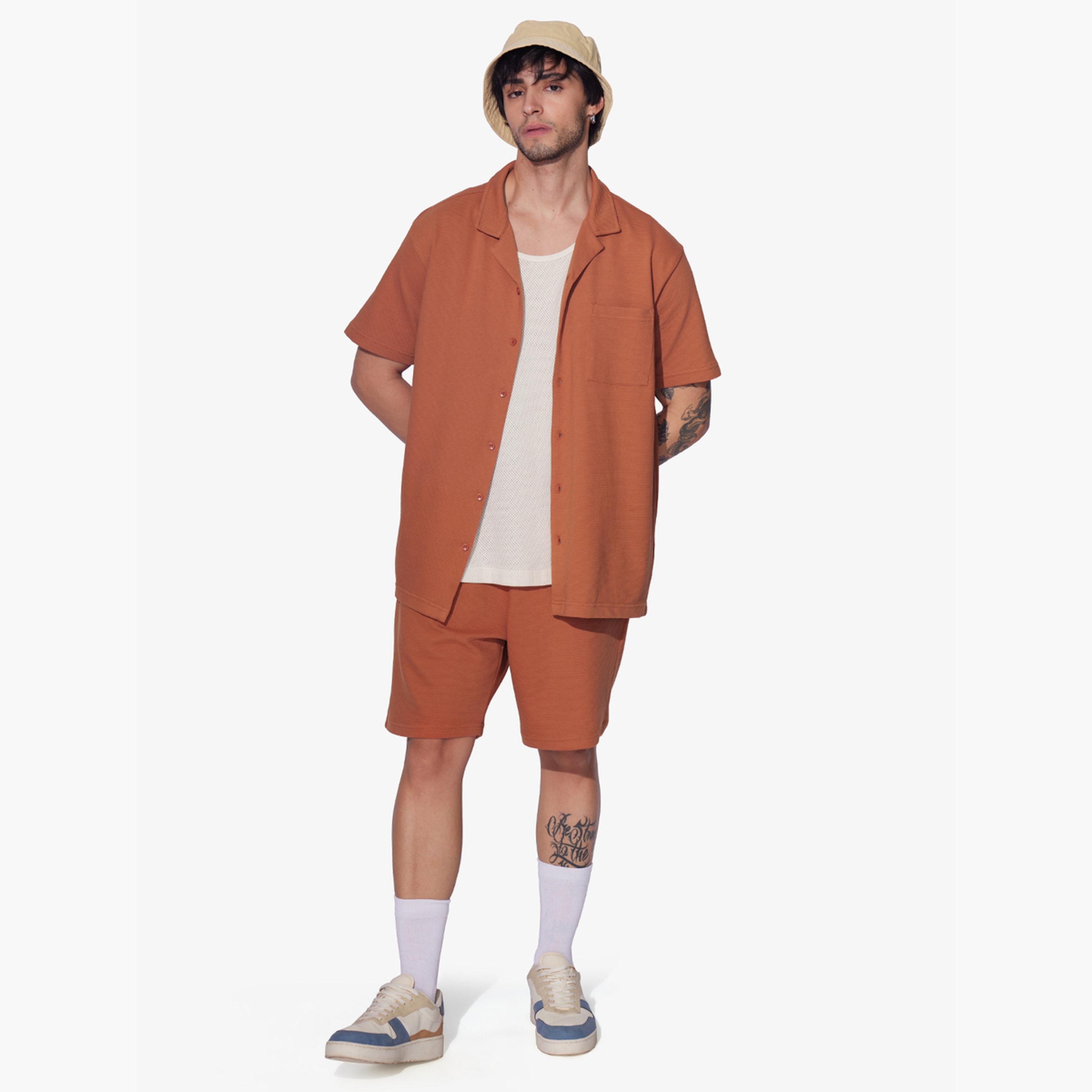 ذا سولد ستور × ستايلي - قميص رجالي برتقالي اللون بياقة منتجع وملمس مميز-men-clothing-shirts-image-2