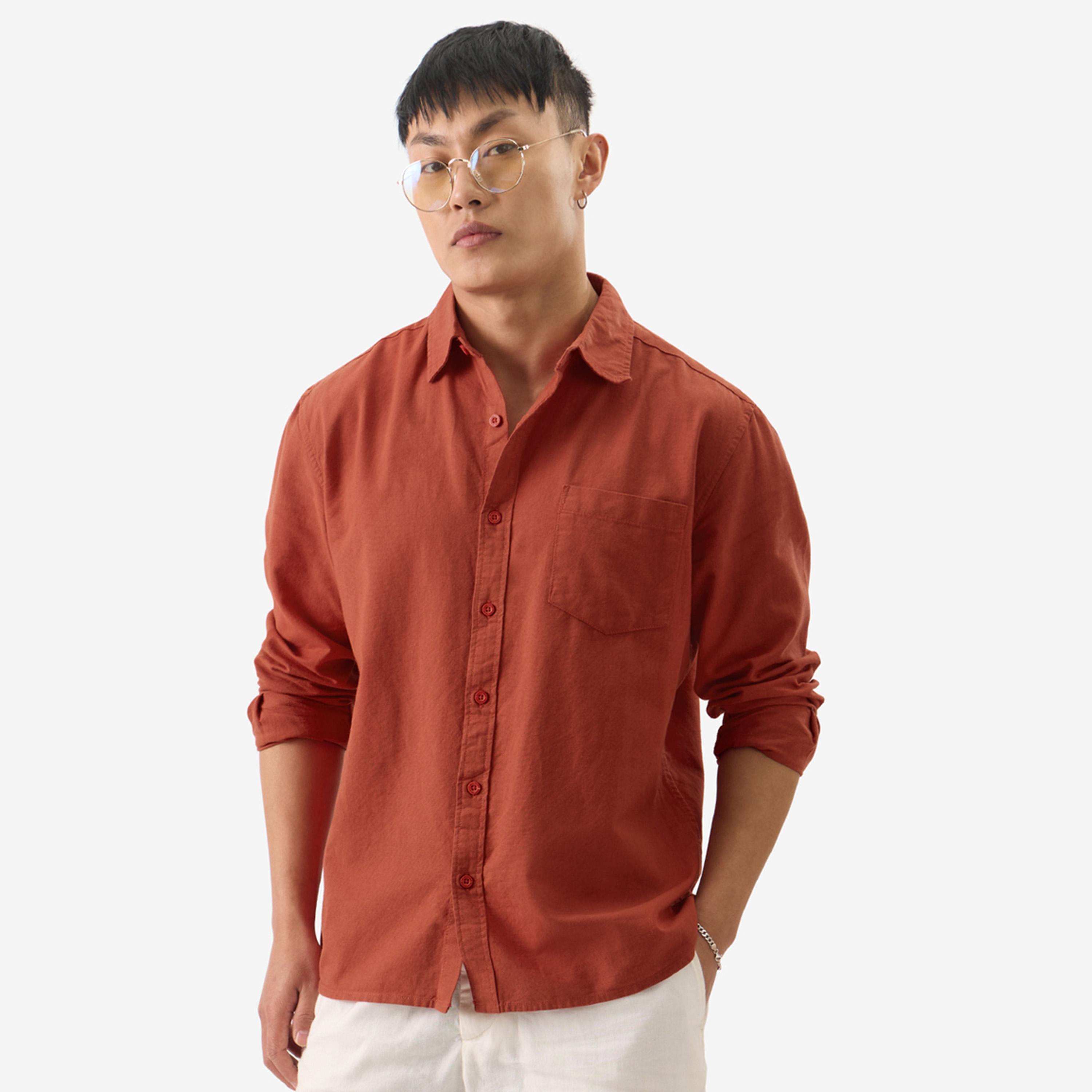 ذا سولد ستور × ستايلي - قميص رجالي من القطن والكتان بياقة واسعة بلون الصدأ-men-clothing-shirts-image-1