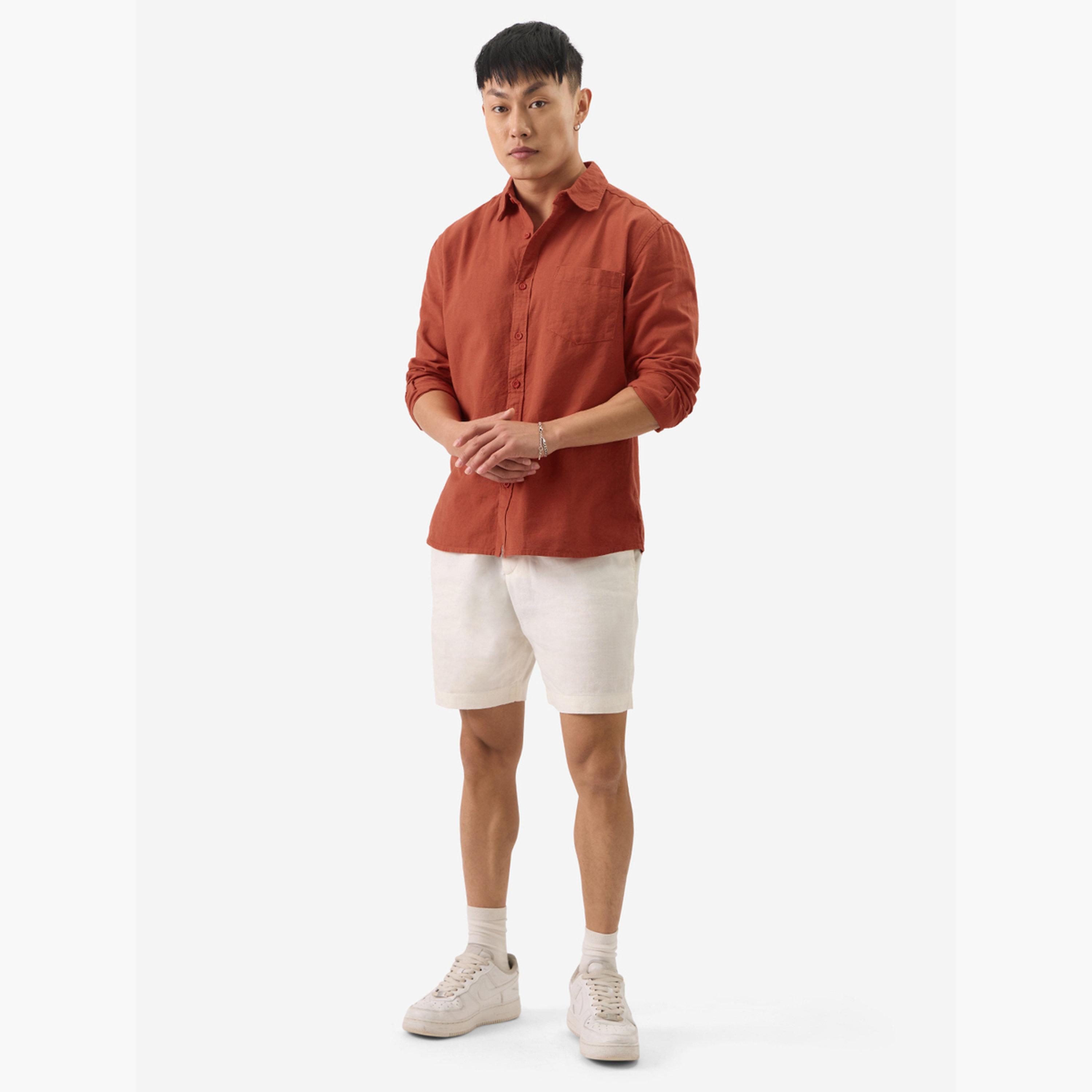 ذا سولد ستور × ستايلي - قميص رجالي من القطن والكتان بياقة واسعة بلون الصدأ-men-clothing-shirts-image-2
