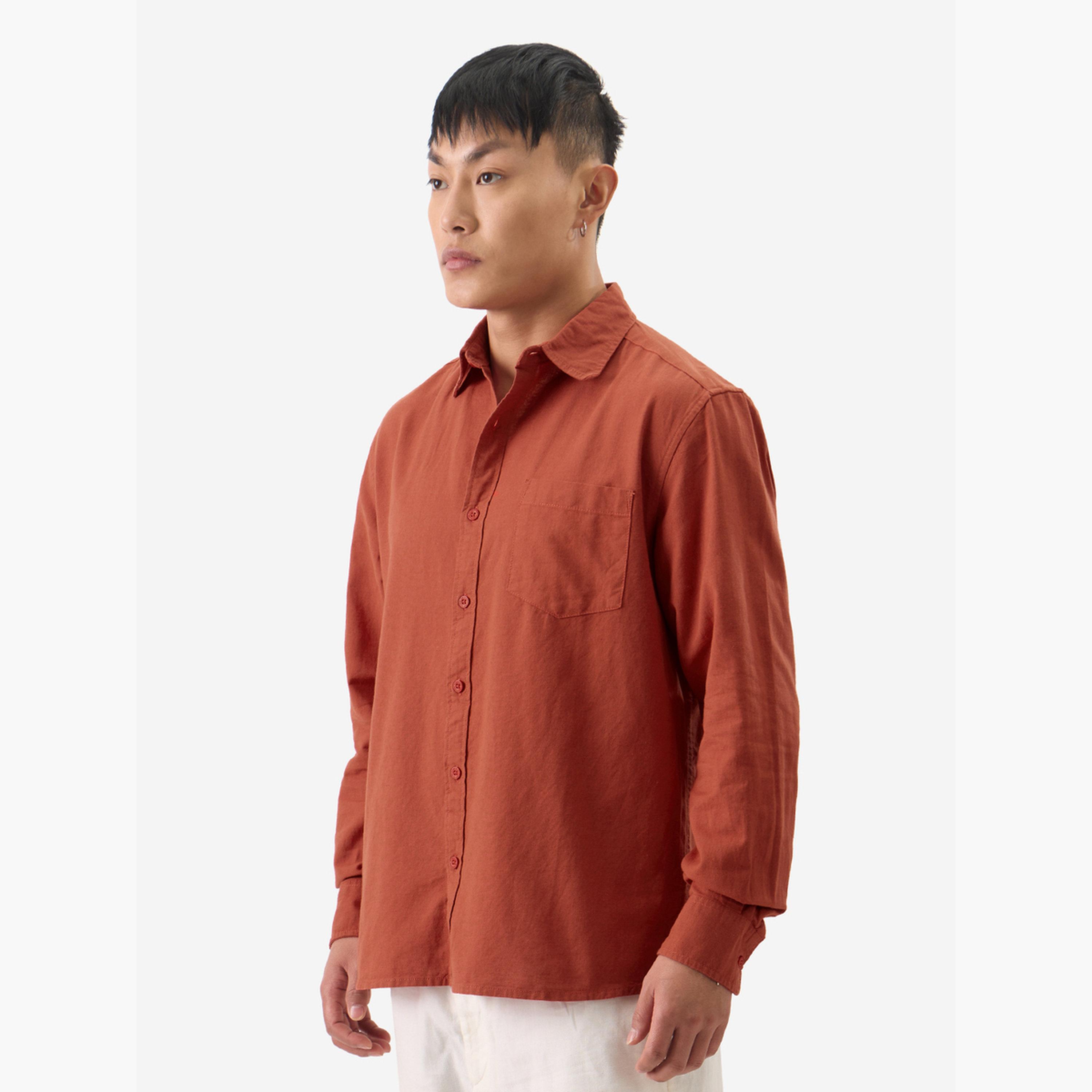 ذا سولد ستور × ستايلي - قميص رجالي من القطن والكتان بياقة واسعة بلون الصدأ-men-clothing-shirts-image-3