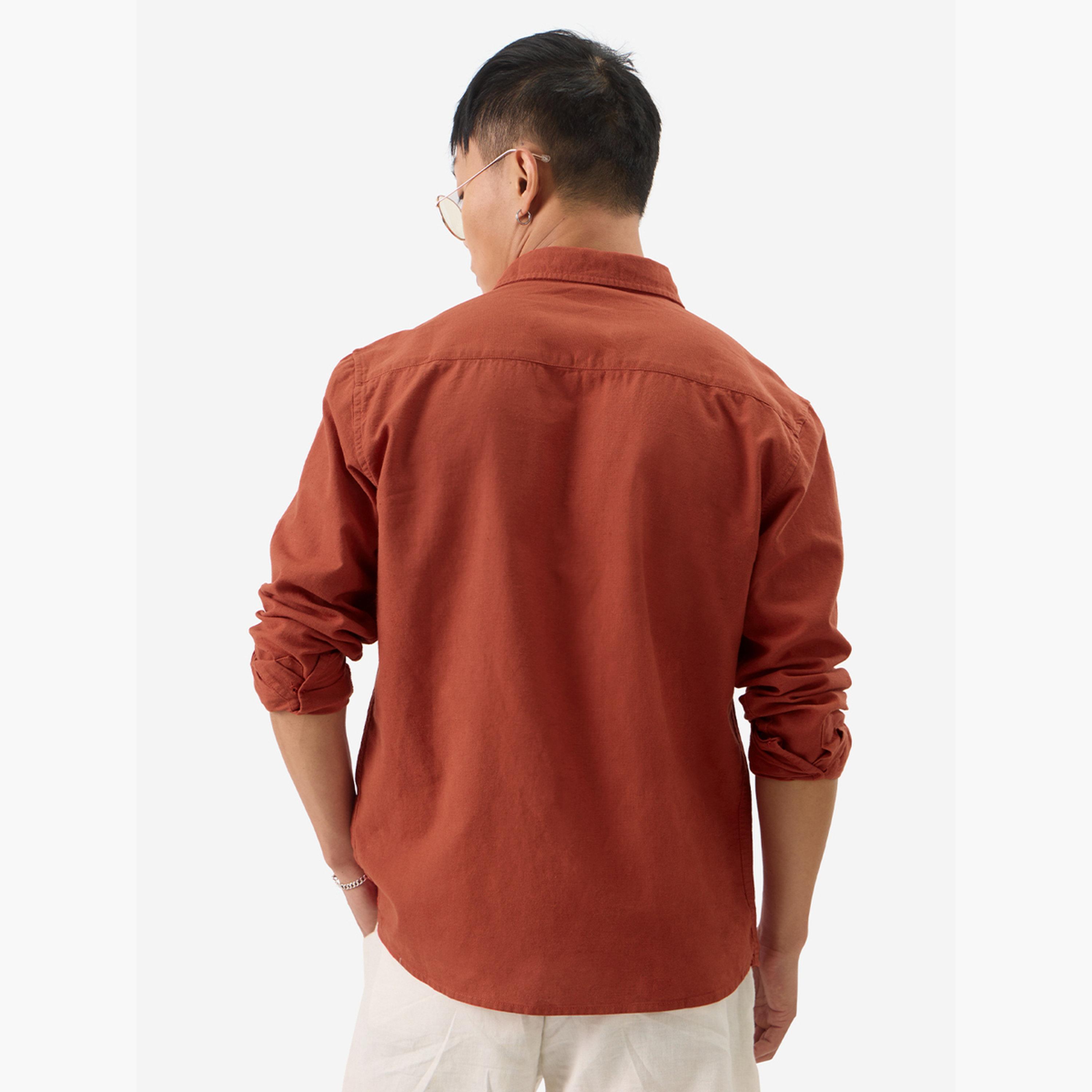 ذا سولد ستور × ستايلي - قميص رجالي من القطن والكتان بياقة واسعة بلون الصدأ-men-clothing-shirts-image-4