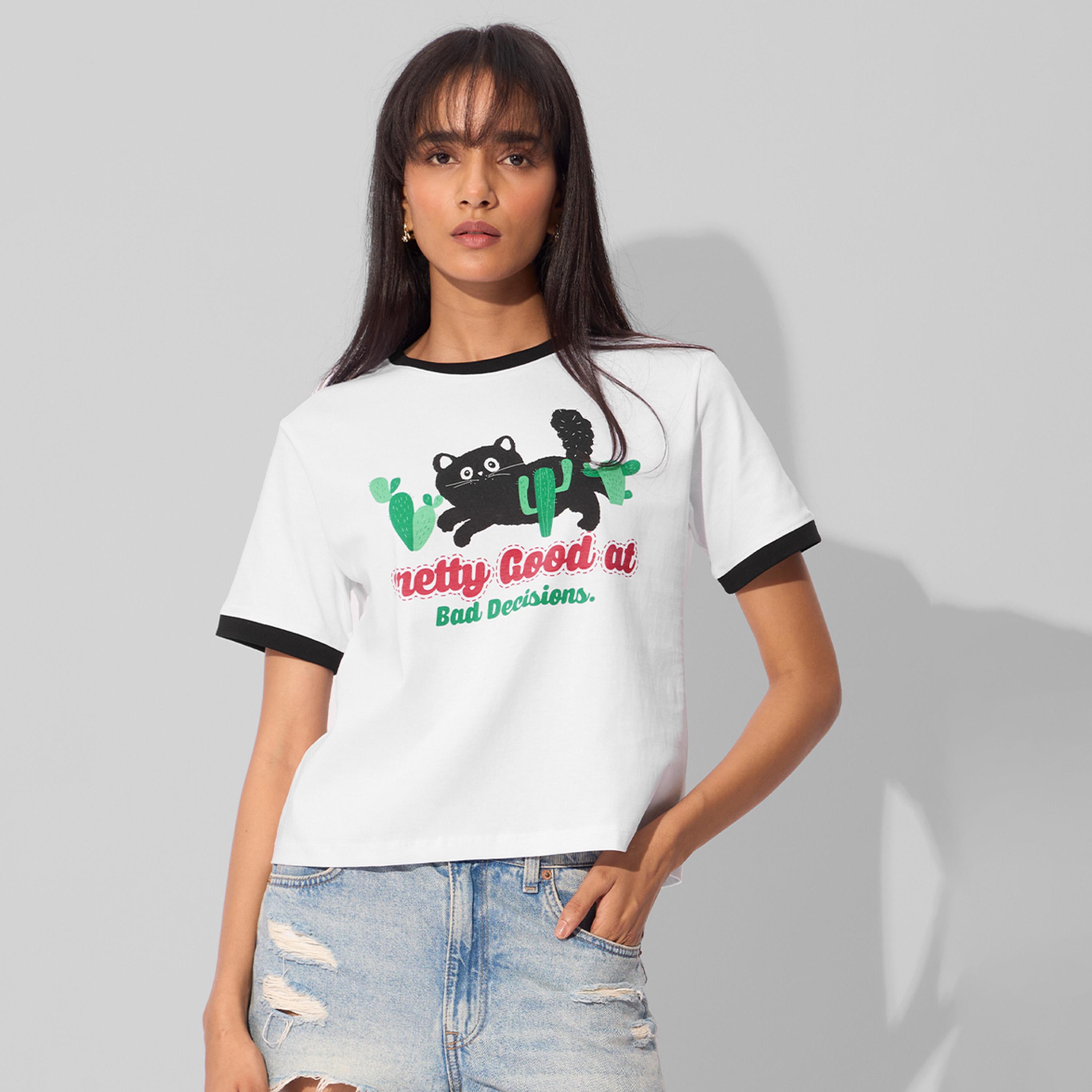 ذا سولد ستور × ستايلي - تي شيرت بقصّة مريحة وطبعة جرافيكية لقطة بيضاء-women-clothing-tshirts-image-1