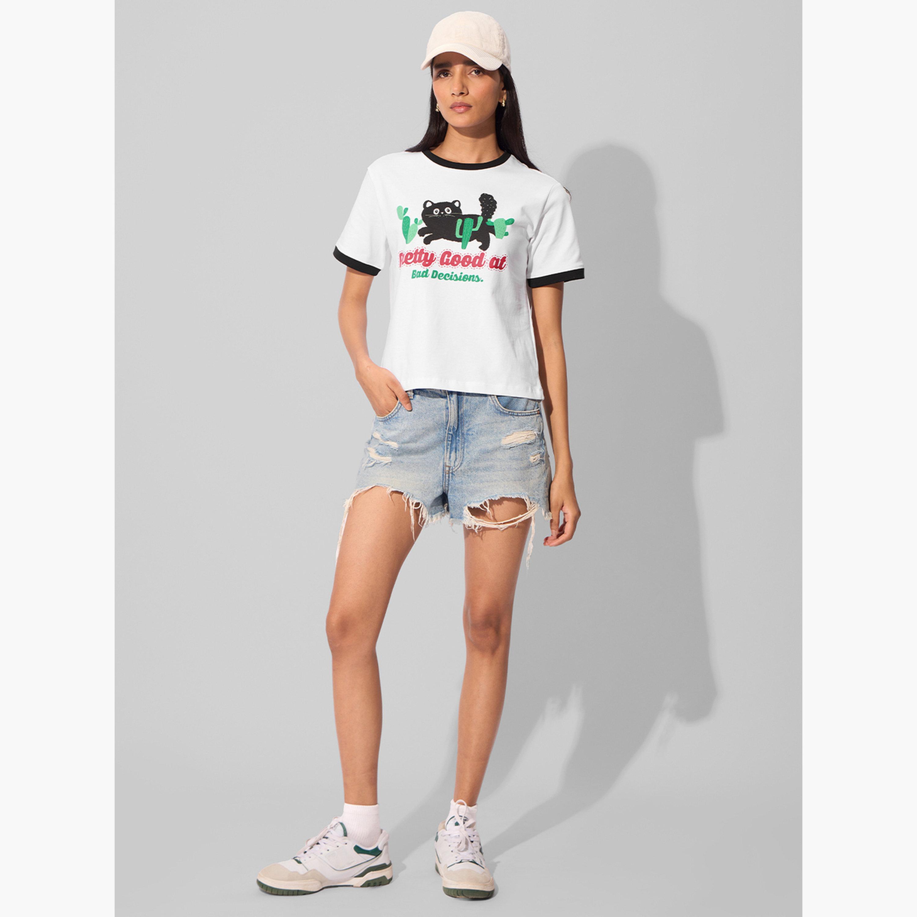 ذا سولد ستور × ستايلي - تي شيرت بقصّة مريحة وطبعة جرافيكية لقطة بيضاء-women-clothing-tshirts-image-2