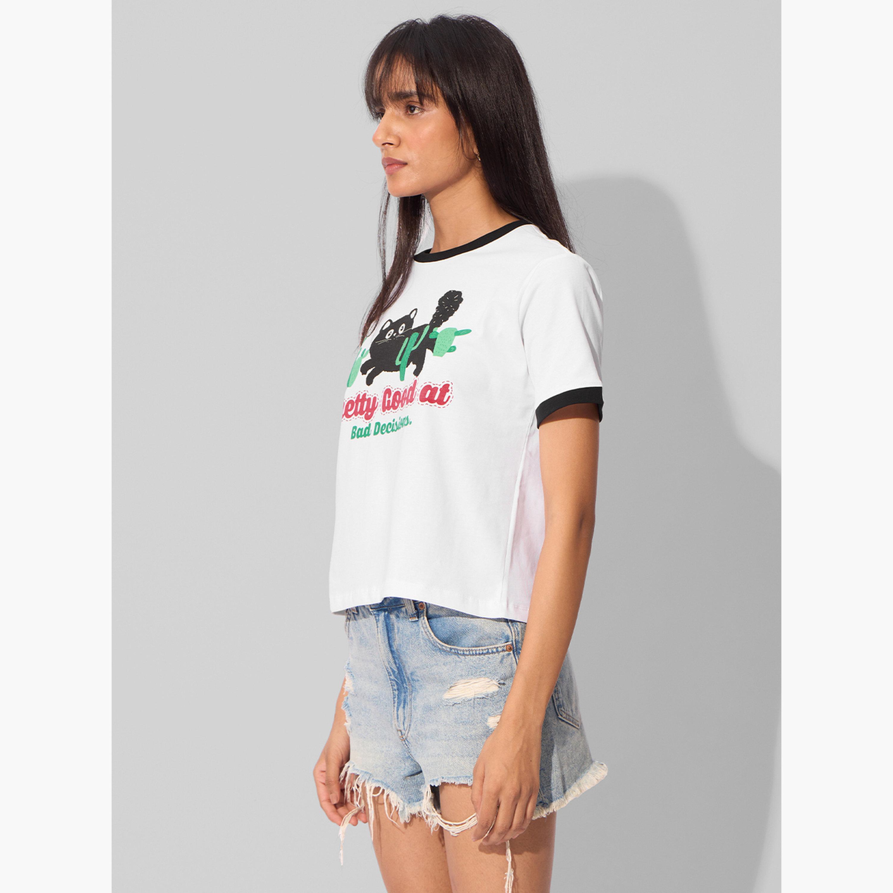 ذا سولد ستور × ستايلي - تي شيرت بقصّة مريحة وطبعة جرافيكية لقطة بيضاء-women-clothing-tshirts-image-3