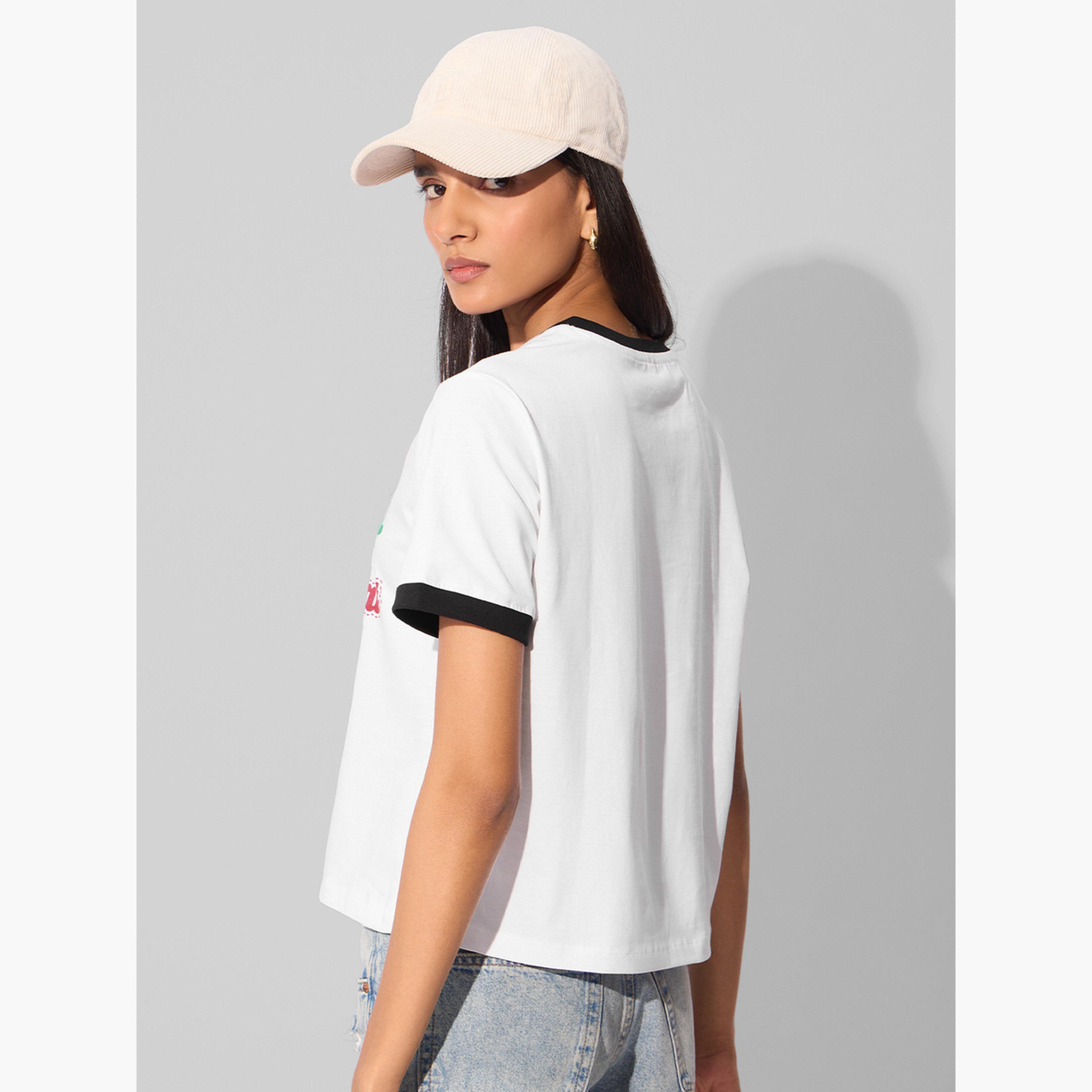 ذا سولد ستور × ستايلي - تي شيرت بقصّة مريحة وطبعة جرافيكية لقطة بيضاء-women-clothing-tshirts-image-4