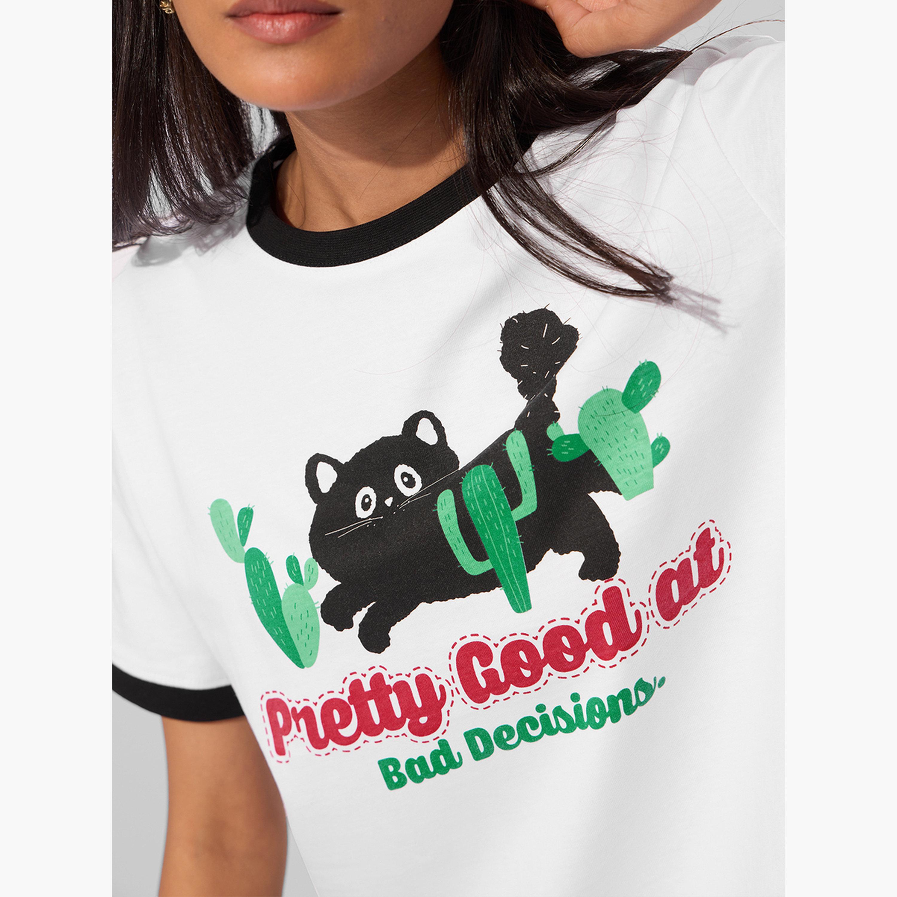 ذا سولد ستور × ستايلي - تي شيرت بقصّة مريحة وطبعة جرافيكية لقطة بيضاء-women-clothing-tshirts-image-5