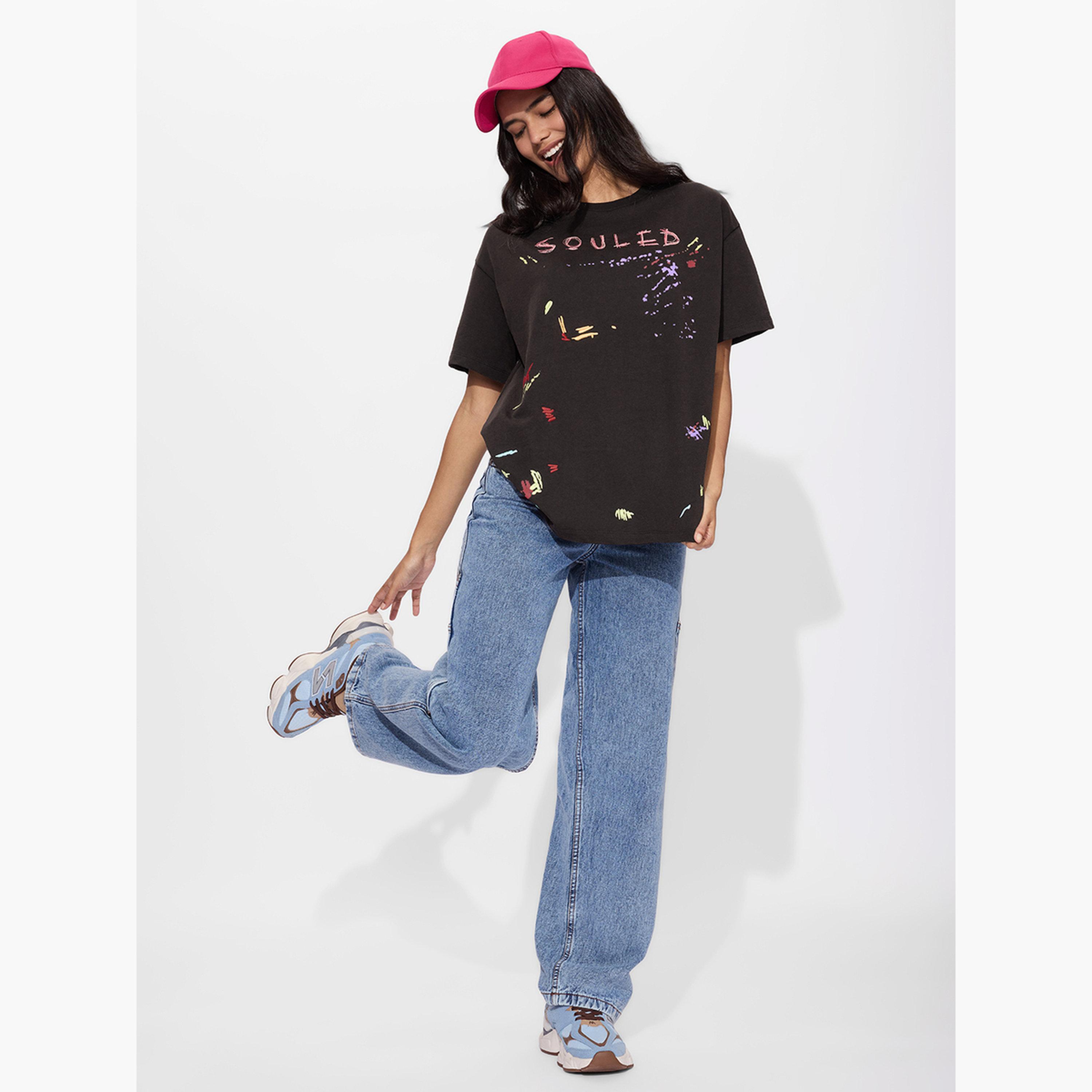 ذا سولد ستور × ستايلي - تي شيرت بني بطباعة جرافيكية حجم كبير-women-clothing-tshirts-image-2