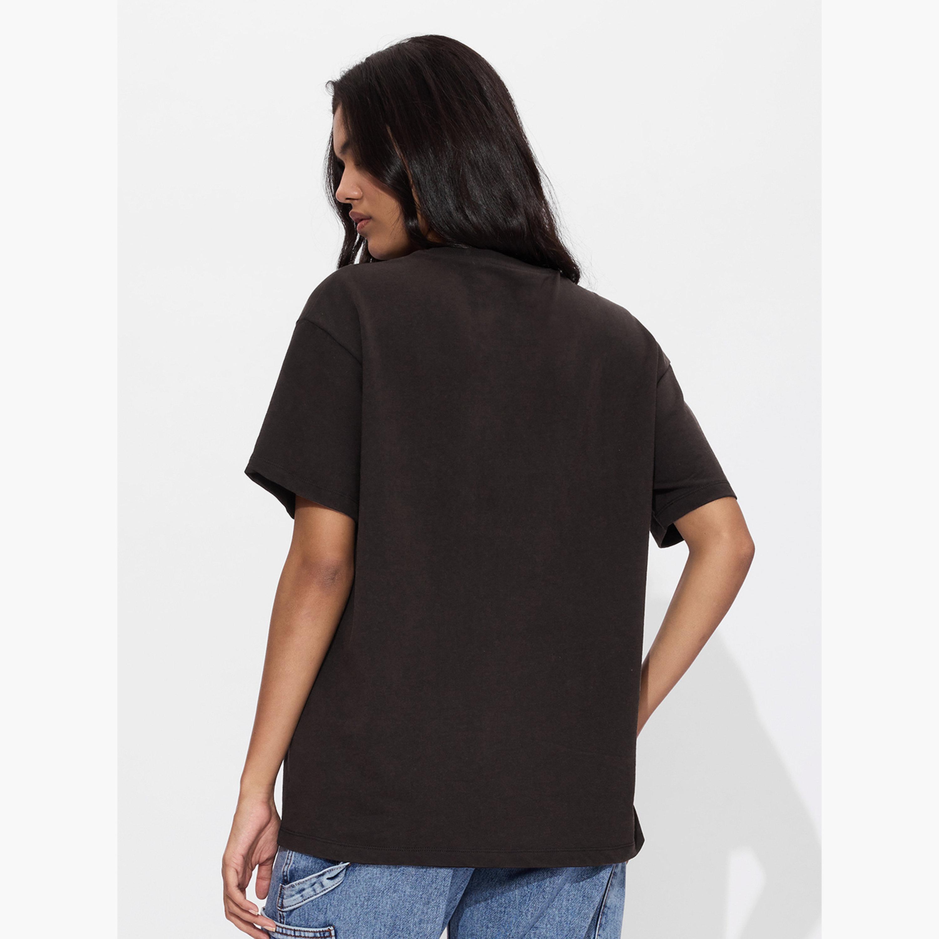 ذا سولد ستور × ستايلي - تي شيرت بني بطباعة جرافيكية حجم كبير-women-clothing-tshirts-image-4