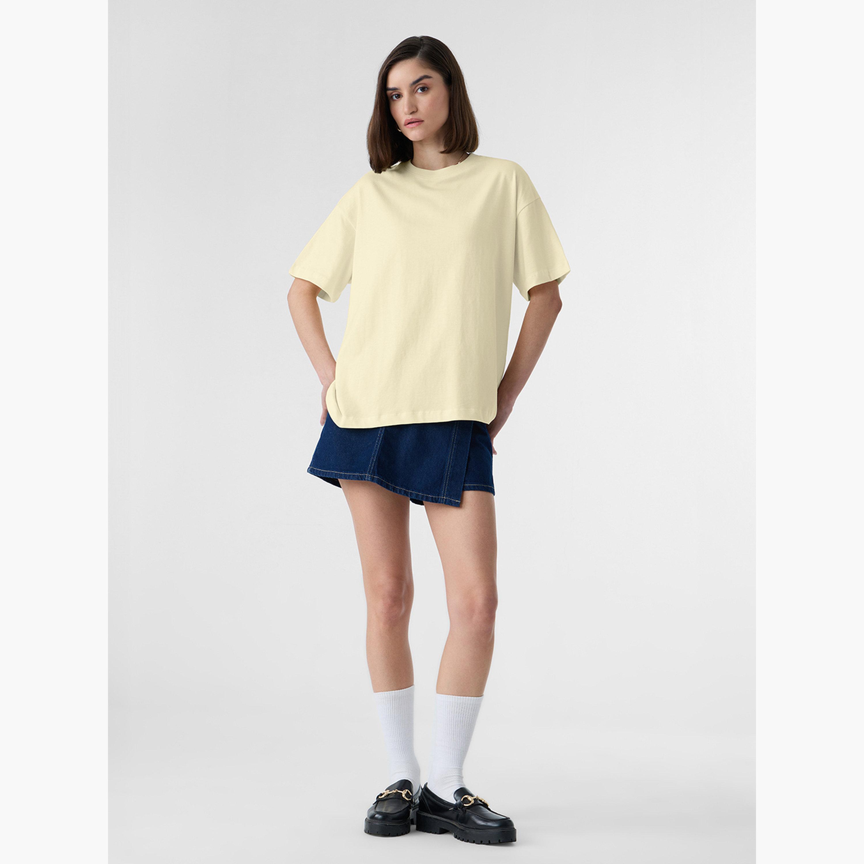 ذا سولد ستور × ستايلي - تي شيرت أبيض فاتح بياقة دائرية وحجم كبير-women-clothing-tshirts-image-2