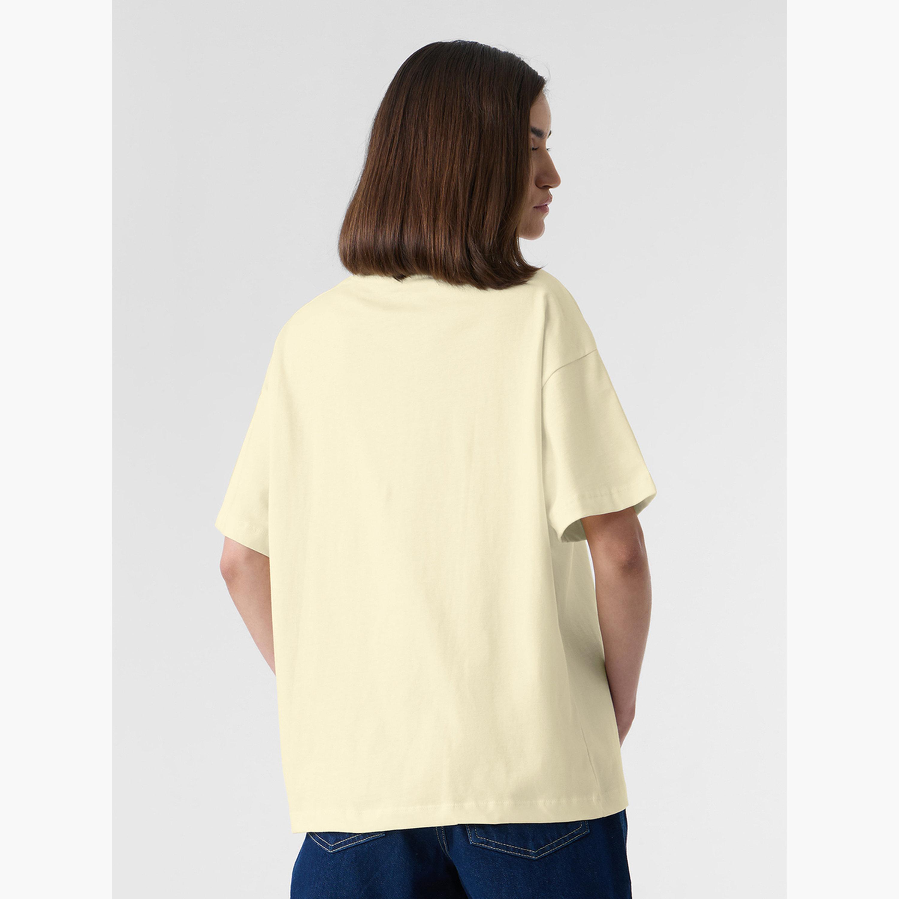 ذا سولد ستور × ستايلي - تي شيرت أبيض فاتح بياقة دائرية وحجم كبير-women-clothing-tshirts-image-4