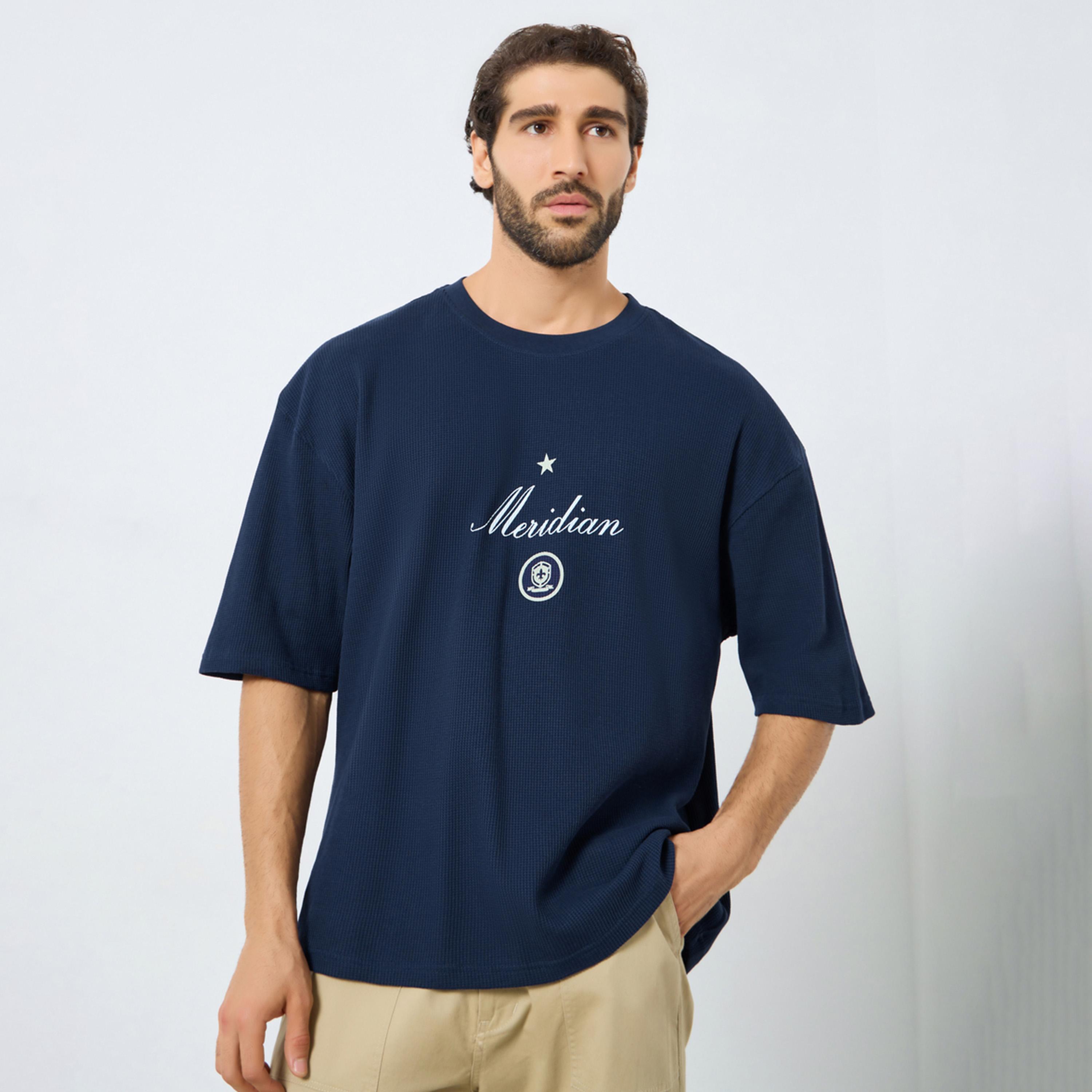 ستايلي - تي شيرت حجم كبير بطبعة نص مدينة من نسيج الوافل-men-clothing-tshirtsandpolos-tshirts-image-1