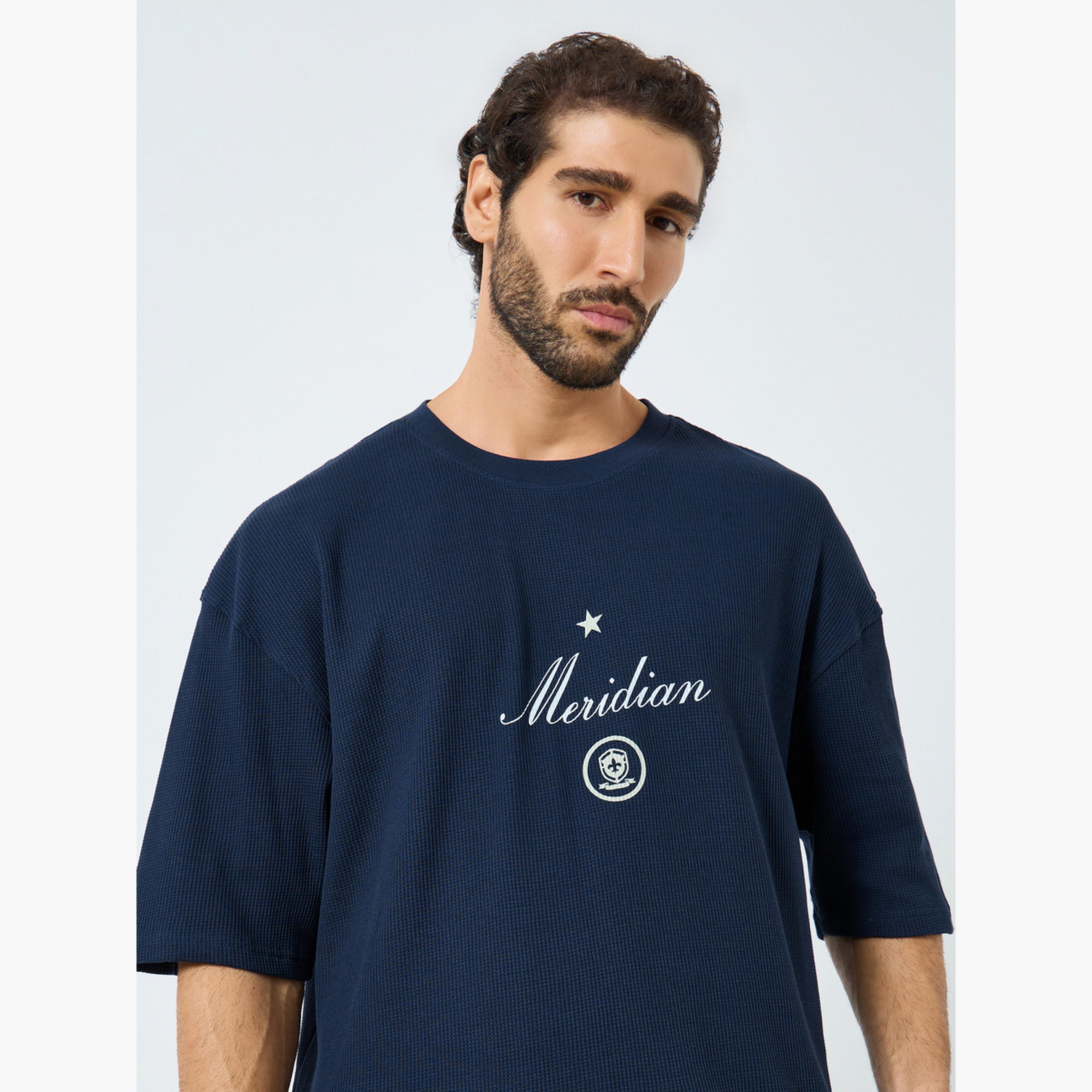 ستايلي - تي شيرت حجم كبير بطبعة نص مدينة من نسيج الوافل-men-clothing-tshirtsandpolos-tshirts-image-3