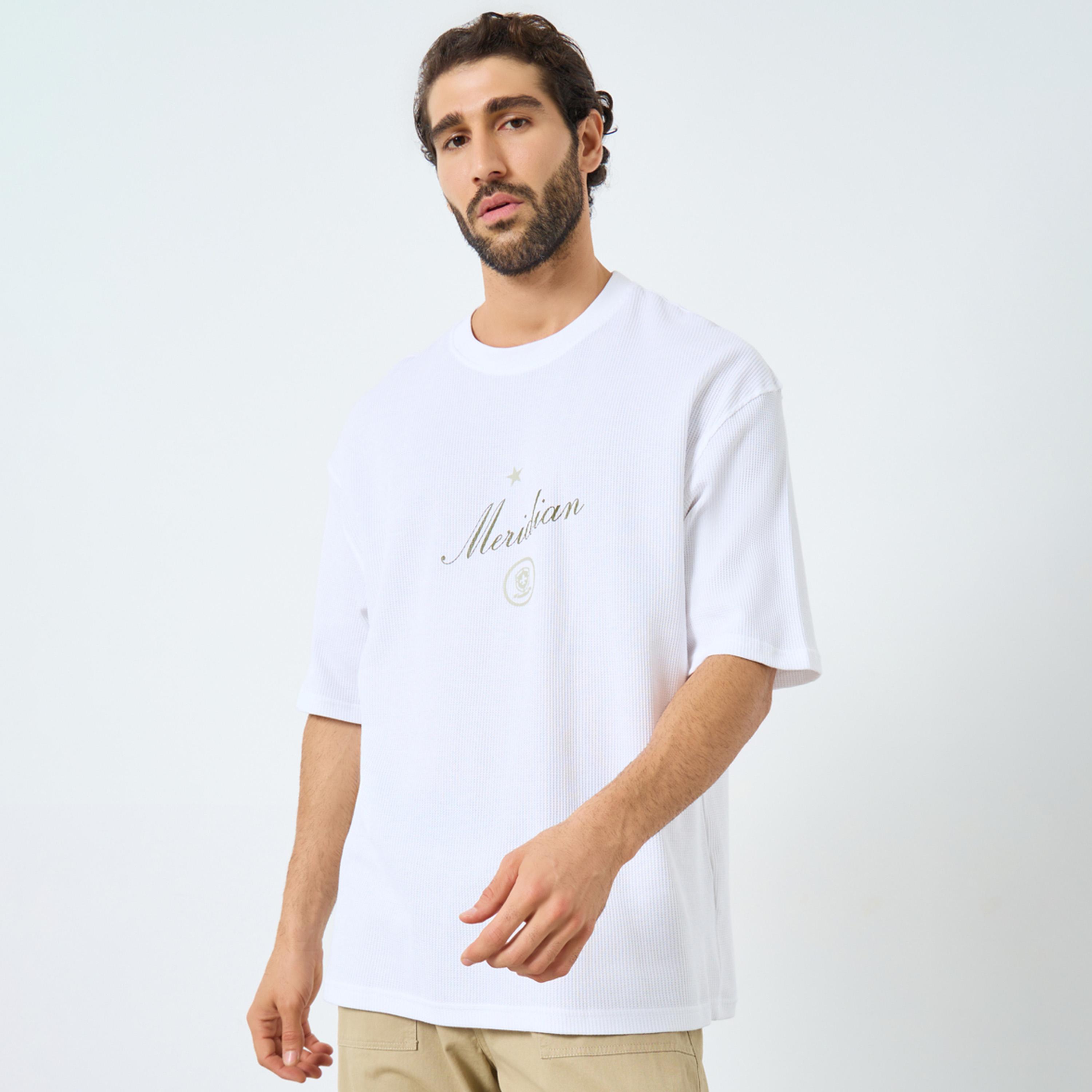 ستايلي - تي شيرت حجم كبير بطبعة نص مدينة من نسيج الوافل-men-clothing-tshirtsandpolos-tshirts-image-1