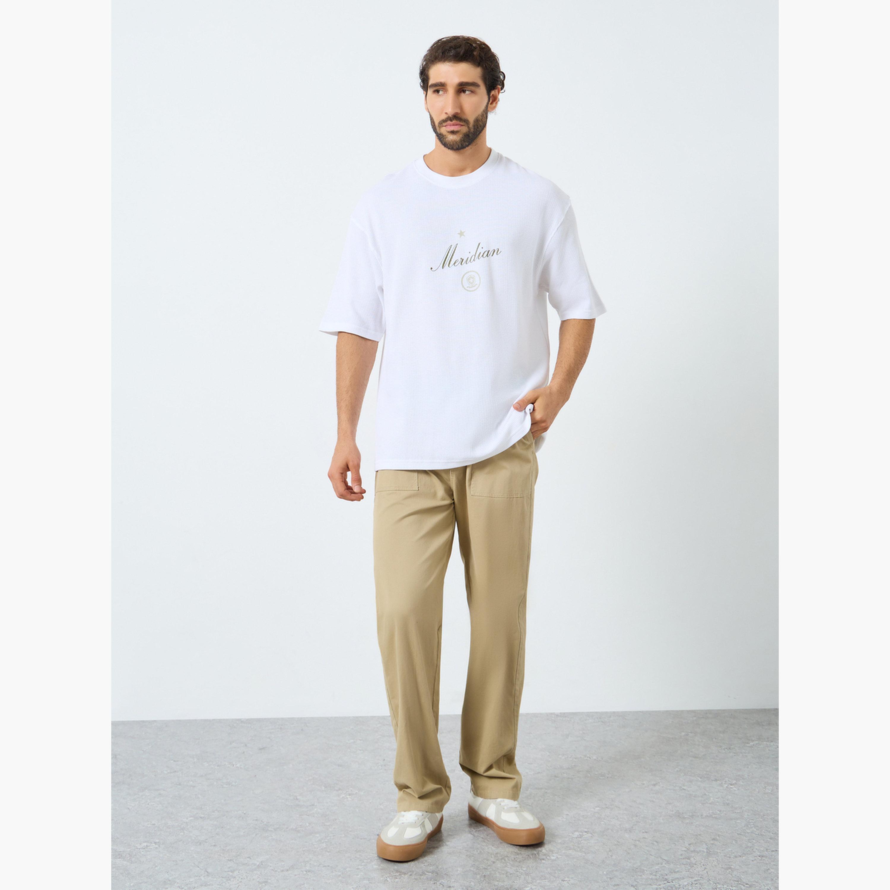 ستايلي - تي شيرت حجم كبير بطبعة نص مدينة من نسيج الوافل-men-clothing-tshirtsandpolos-tshirts-image-2