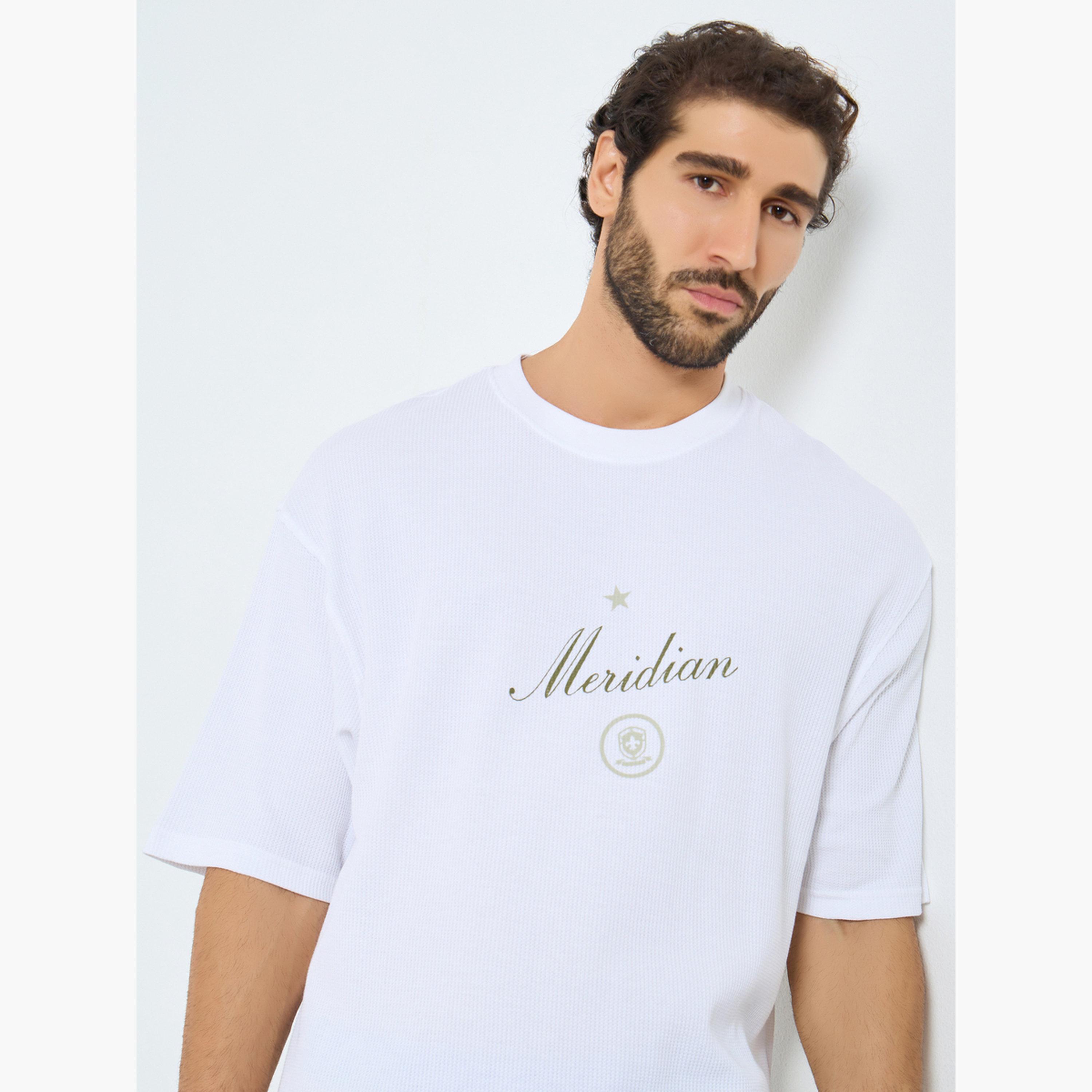 ستايلي - تي شيرت حجم كبير بطبعة نص مدينة من نسيج الوافل-men-clothing-tshirtsandpolos-tshirts-image-3