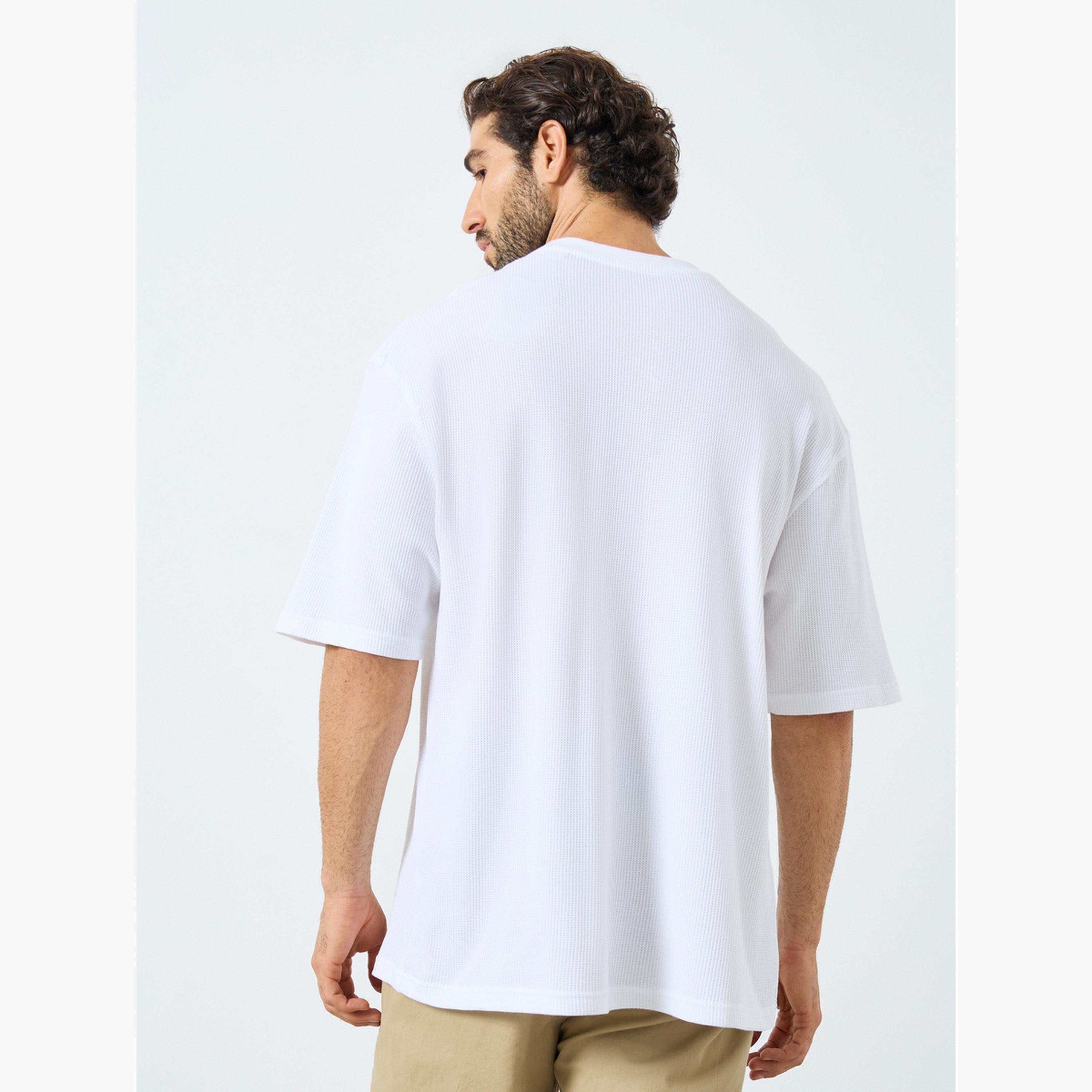 ستايلي - تي شيرت حجم كبير بطبعة نص مدينة من نسيج الوافل-men-clothing-tshirtsandpolos-tshirts-image-4