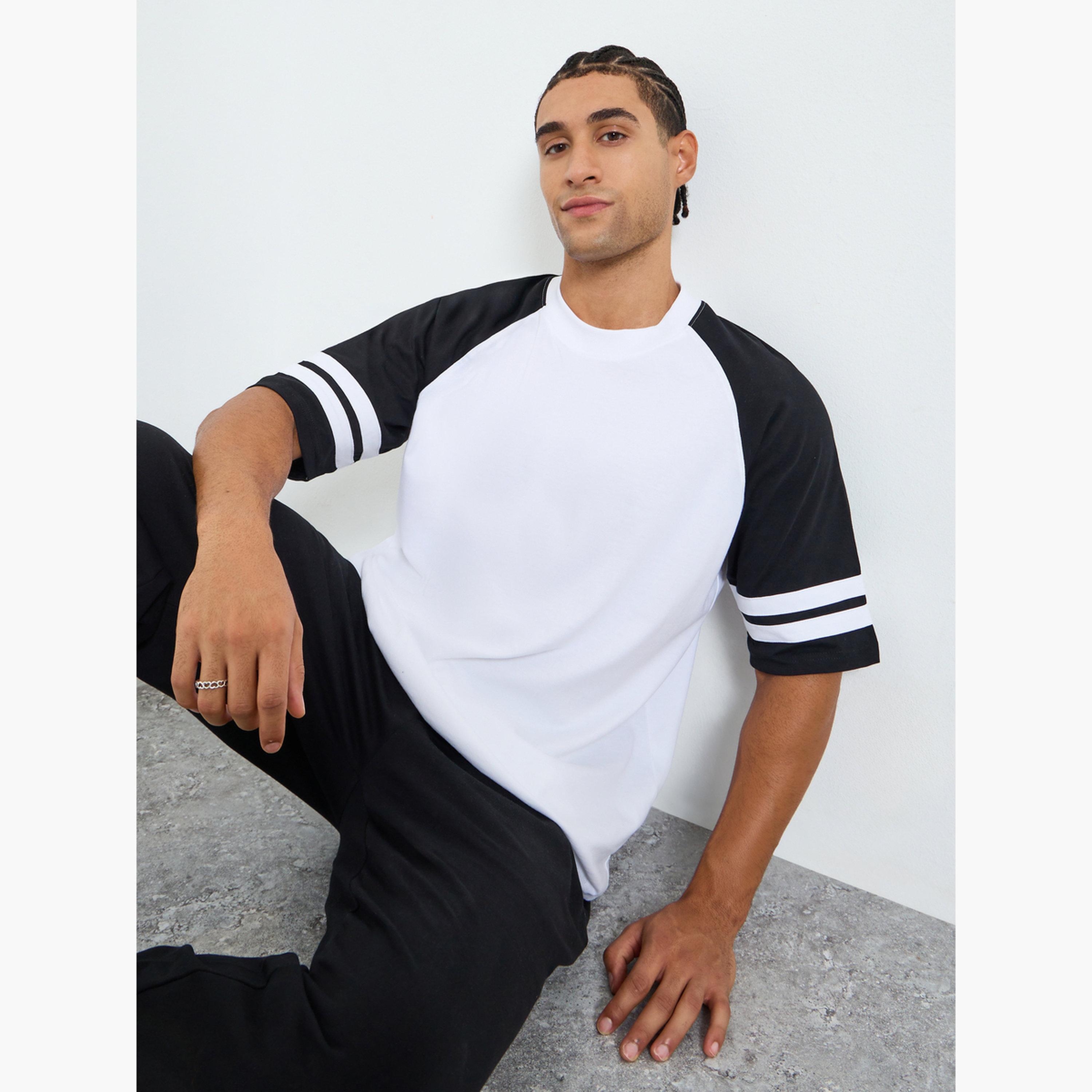 تيشيرت بأكمام راجلان وتصميم كتل ألوان وقصة واسعة للرجال-men-clothing-tshirtsandpolos-tshirts-image-2