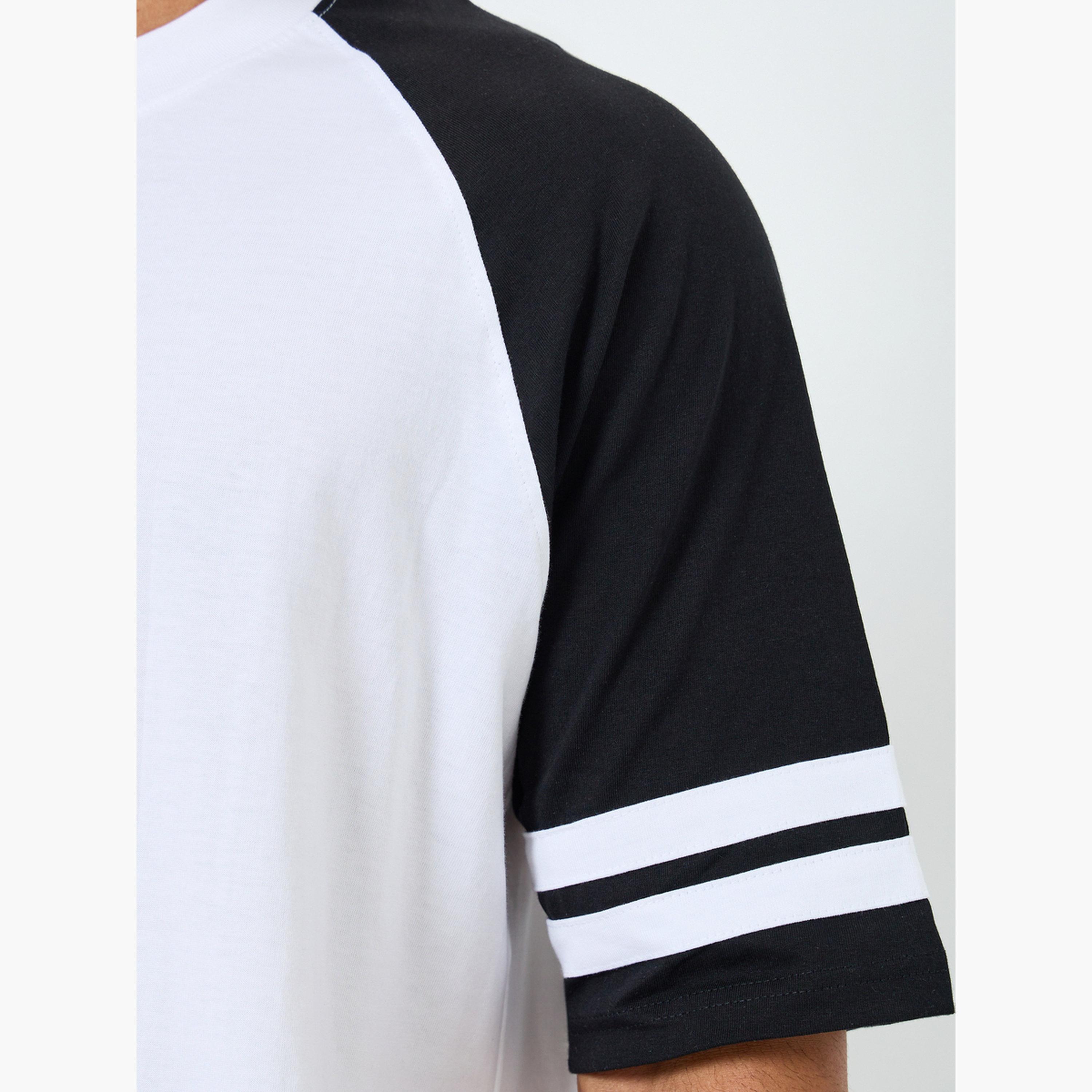 تيشيرت بأكمام راجلان وتصميم كتل ألوان وقصة واسعة للرجال-men-clothing-tshirtsandpolos-tshirts-image-3