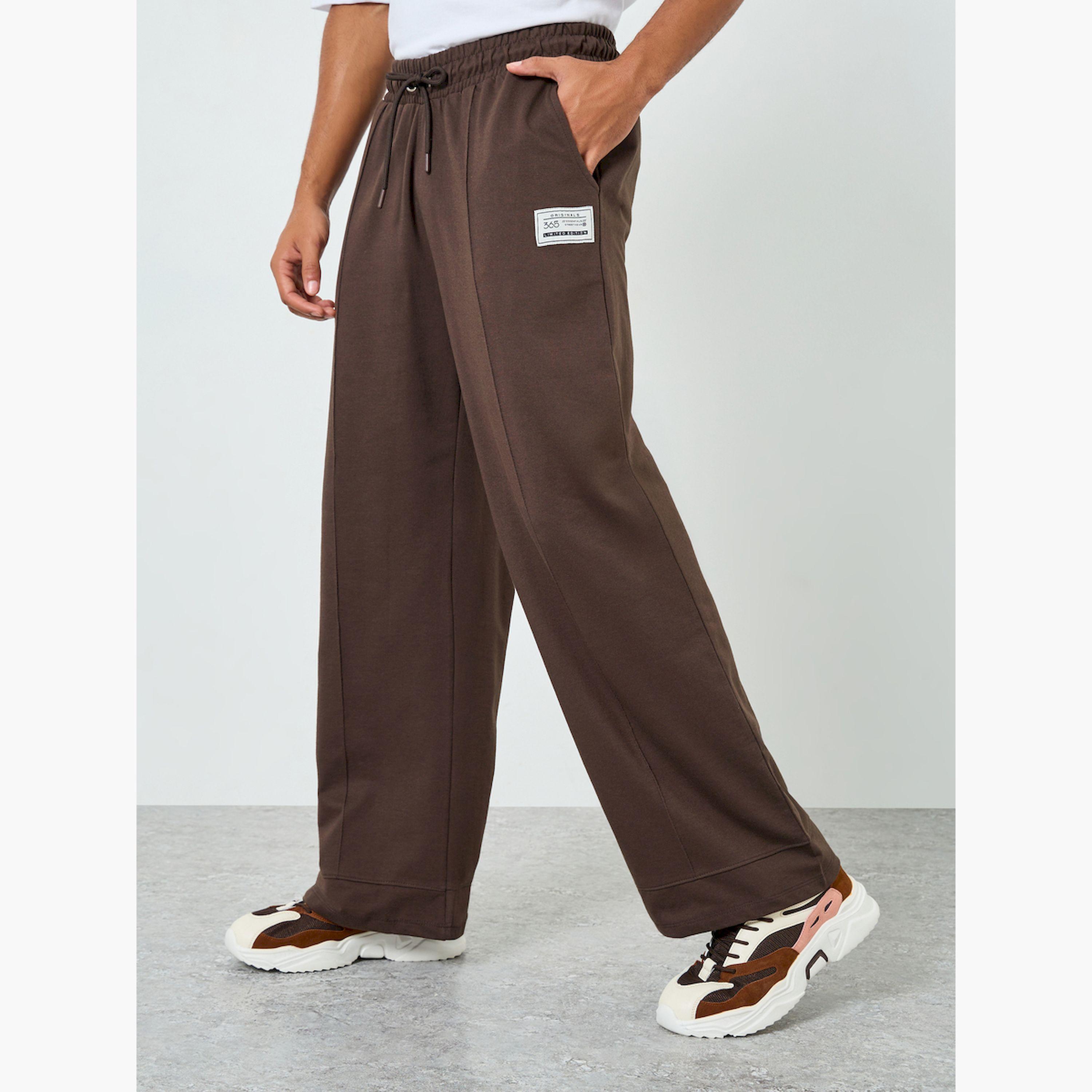 جوغر بأرجل واسعة وتفاصيل محزوزة-men-clothing-bottoms-joggers-image-1
