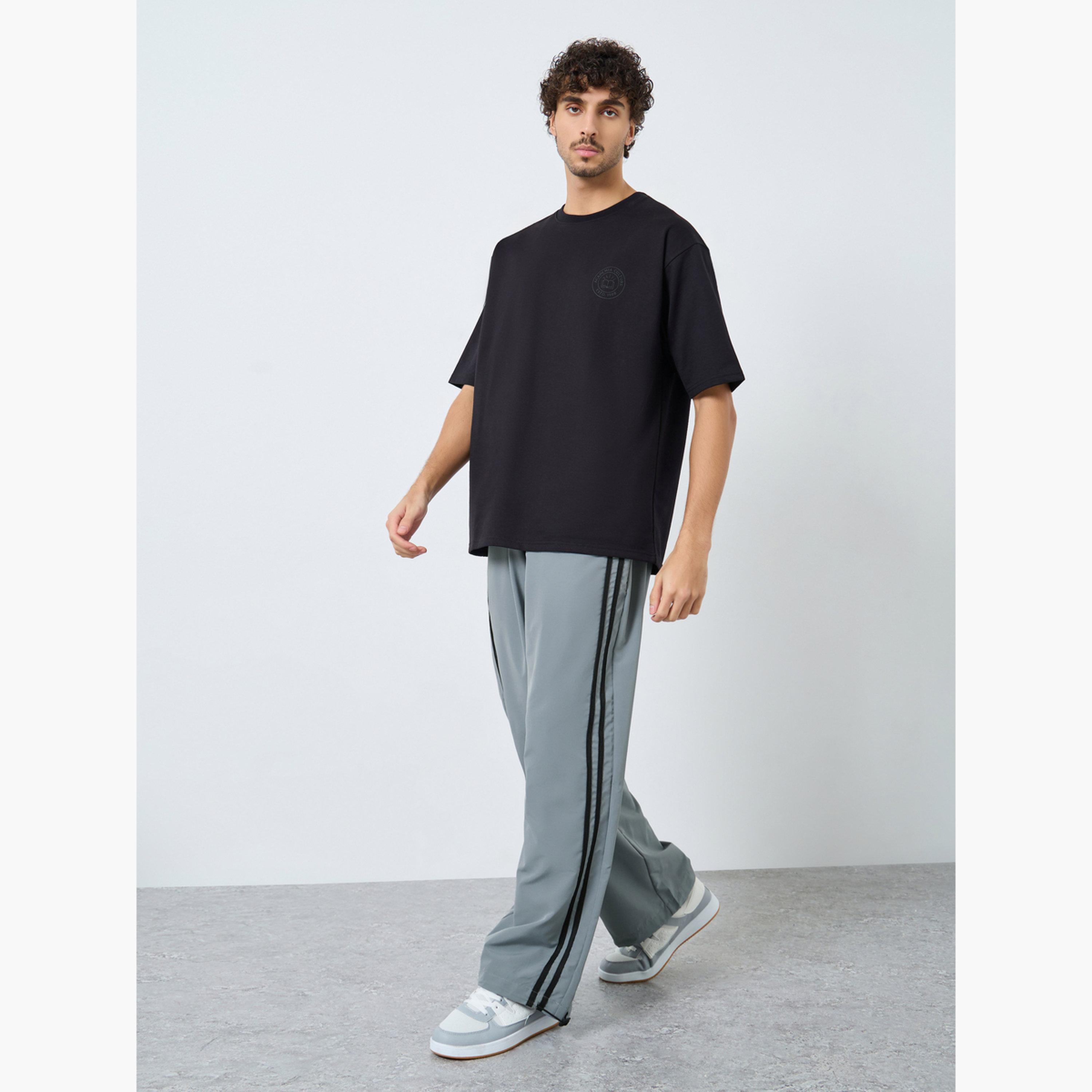 ستايلي - بنطال رياضي مخطط بتفاصيل جانبية للرجال-men-clothing-sportswearandactivewear-bottoms-joggers-image-2