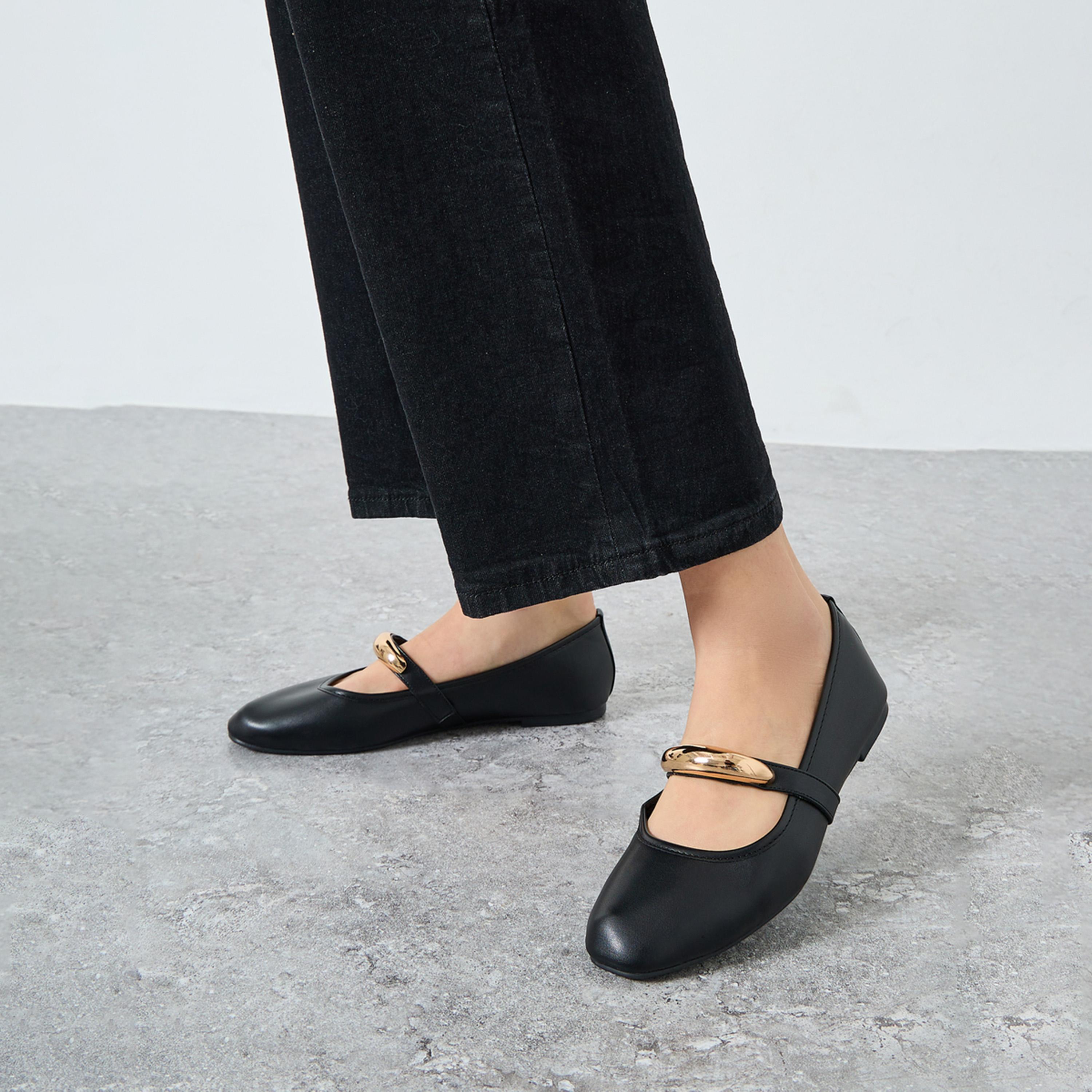 ستايلي - حذاء ماري جين نسائي ذو مقدمة لوزي وحواف معدنية-women-shoes-sandals-flats-image-2