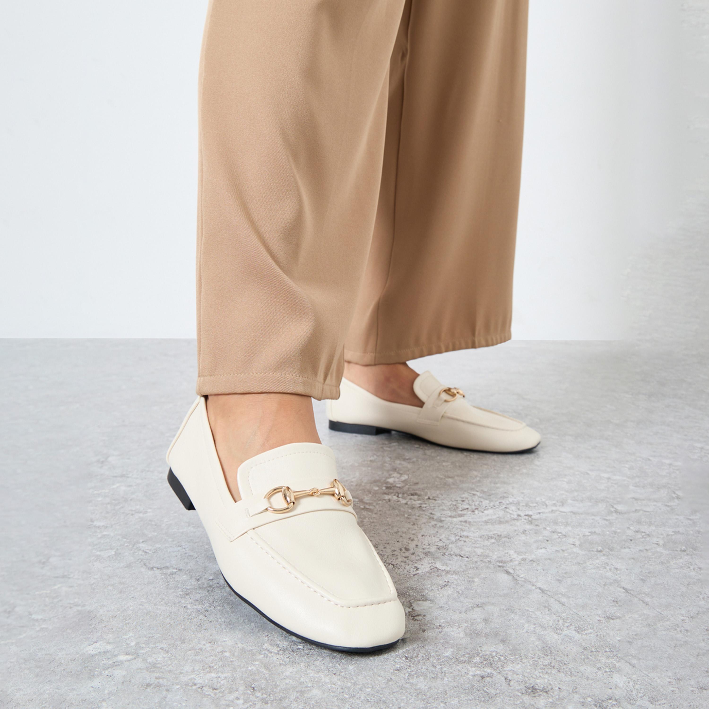 ستايلي - حذاء لوفر كريمي بمقدمة مربعة وديكور بإبزيم للنساء-women-shoes-loafersandmoccasins-image-2