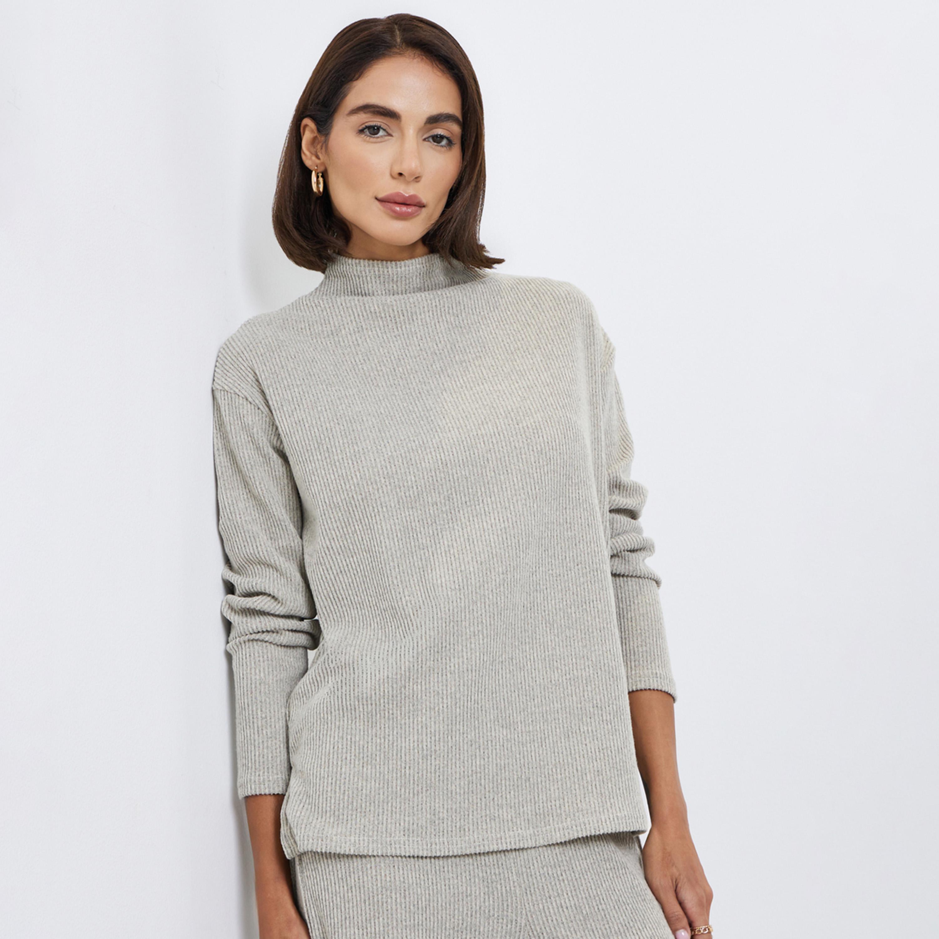 ستايلي - بلوزة محبوكة لون بيج مضلعة ومنسدلة الكتف مع فتحة-women-clothing-tshirts-image-1