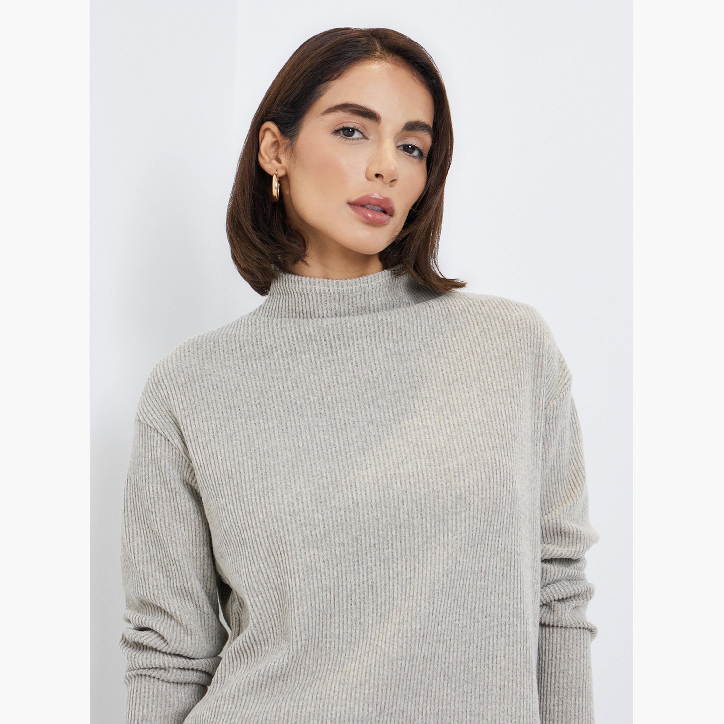 ستايلي - بلوزة محبوكة لون بيج مضلعة ومنسدلة الكتف مع فتحة-women-clothing-tshirts-image-3